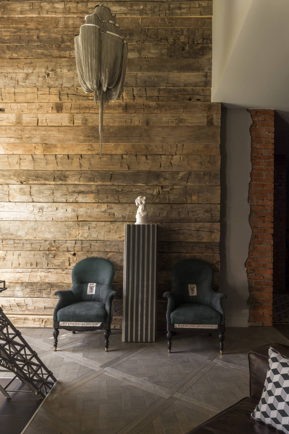 В гостях: Дом с гигантской Эйфелевой башней — камином