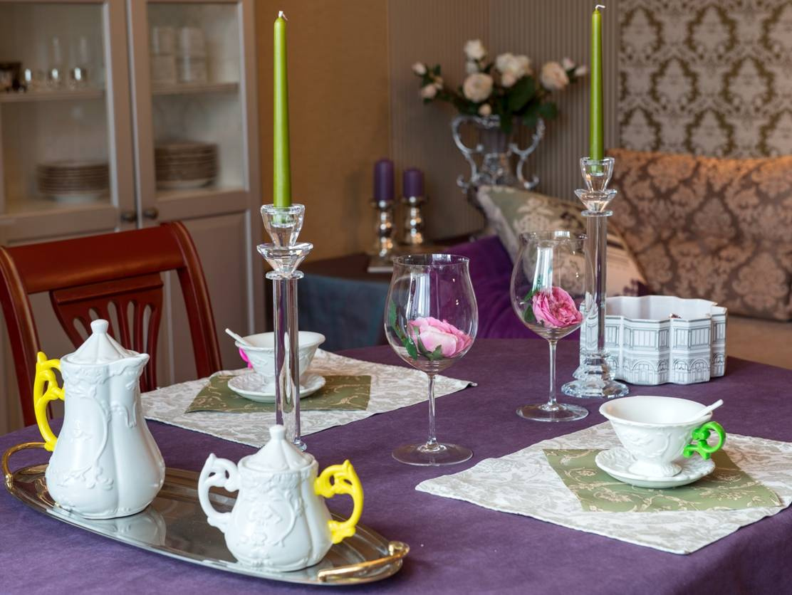 Houzz тур: Розы, лепнина и нежность для мамы