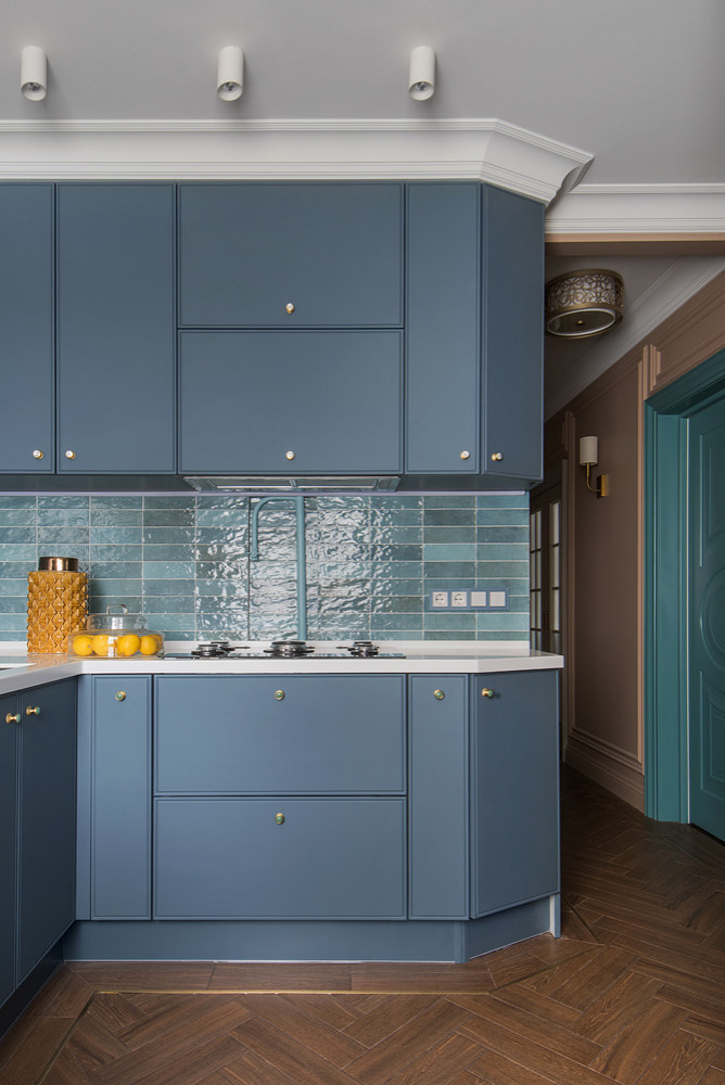 Houzz тур: Квартира с кухней в 6 кв.м и яркими дверными проёмами