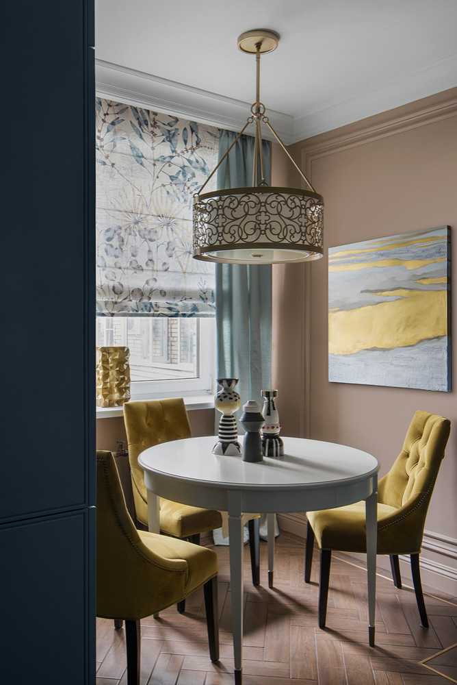 Houzz тур: Квартира с кухней в 6 кв.м и яркими дверными проёмами