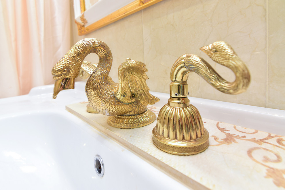 В гостях: Коллекция керамики и винтажная мебель в московской квартире