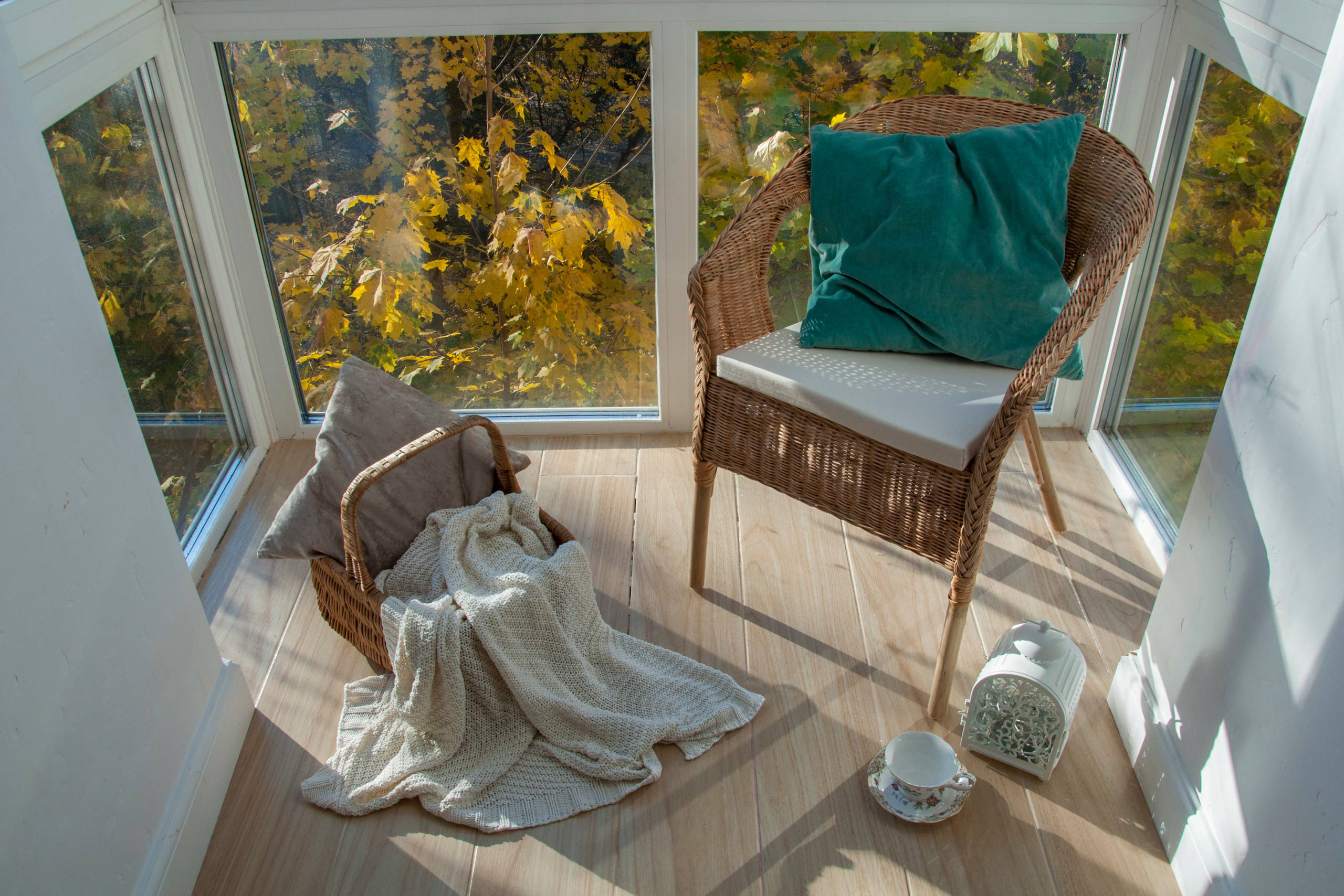 Просто фото: Осенние балконы из разных стран — 25 вариантов