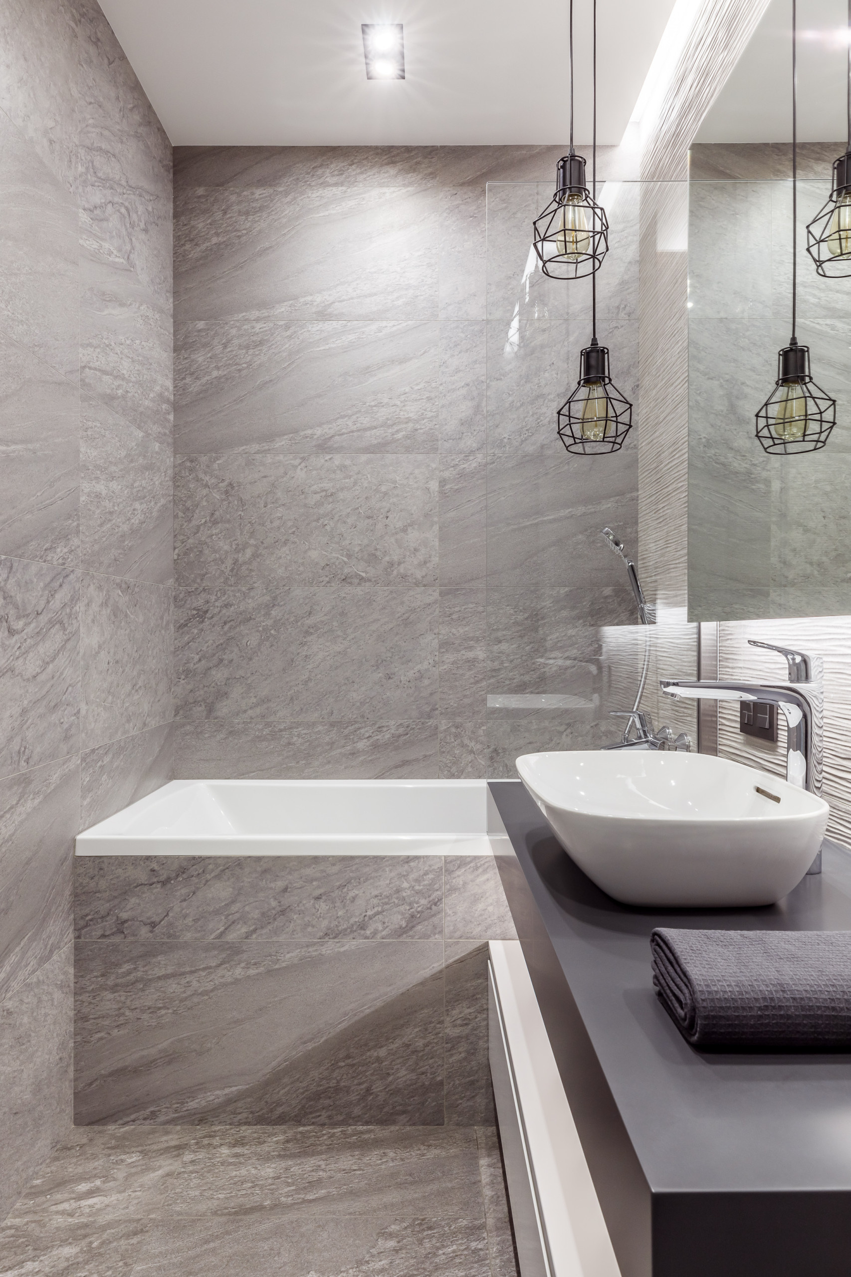 Houzz тур: Квартира для пары — любителей серого цвета и дерева