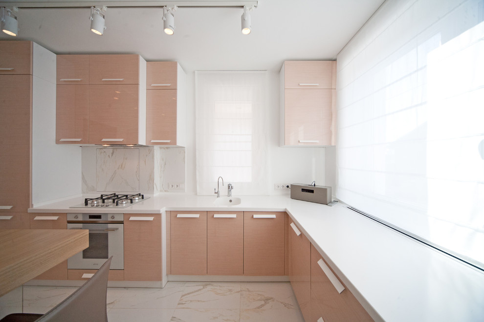 Есть проблема: Проходная кухня и гостиная в смежных комнатах