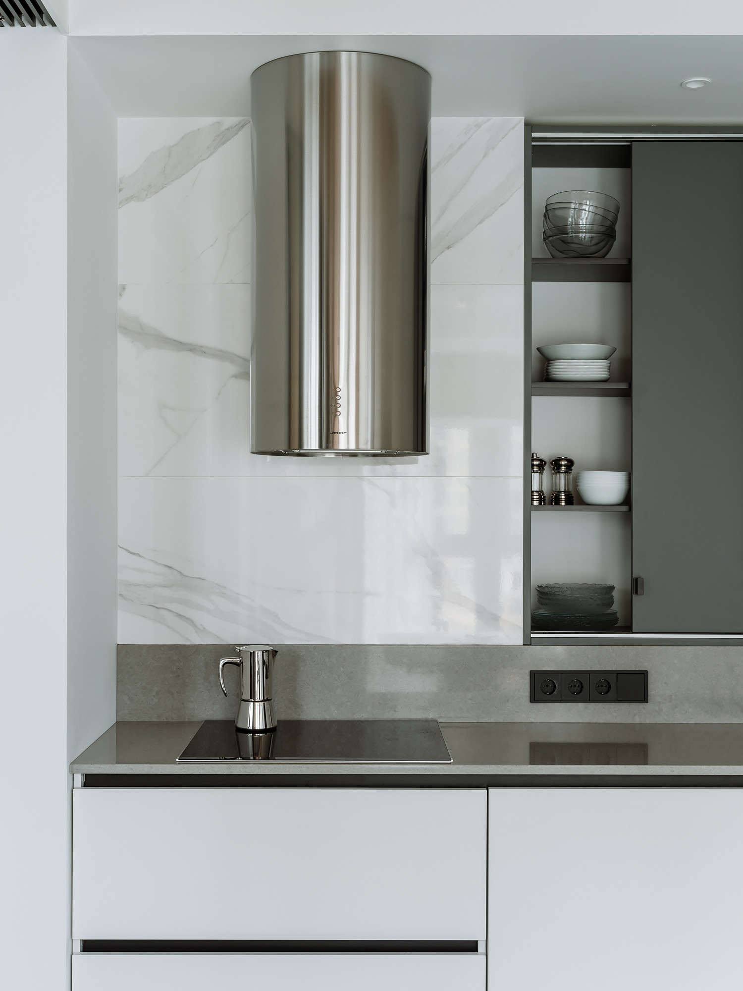 Houzz тур: Строгая квартира для мамы с дочкой