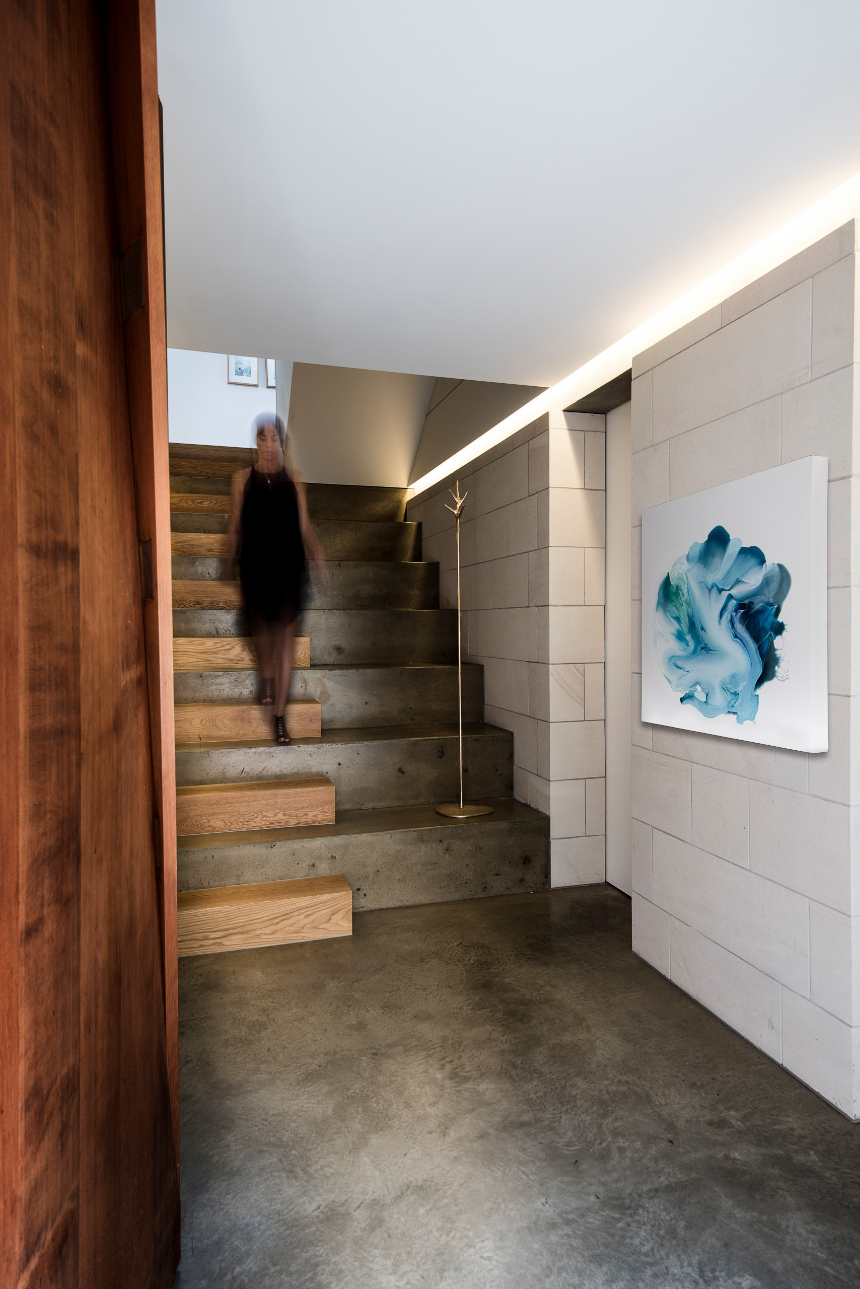 Просто фото: Лестницы со «сбитым шагом» — 18 нестандартных идей