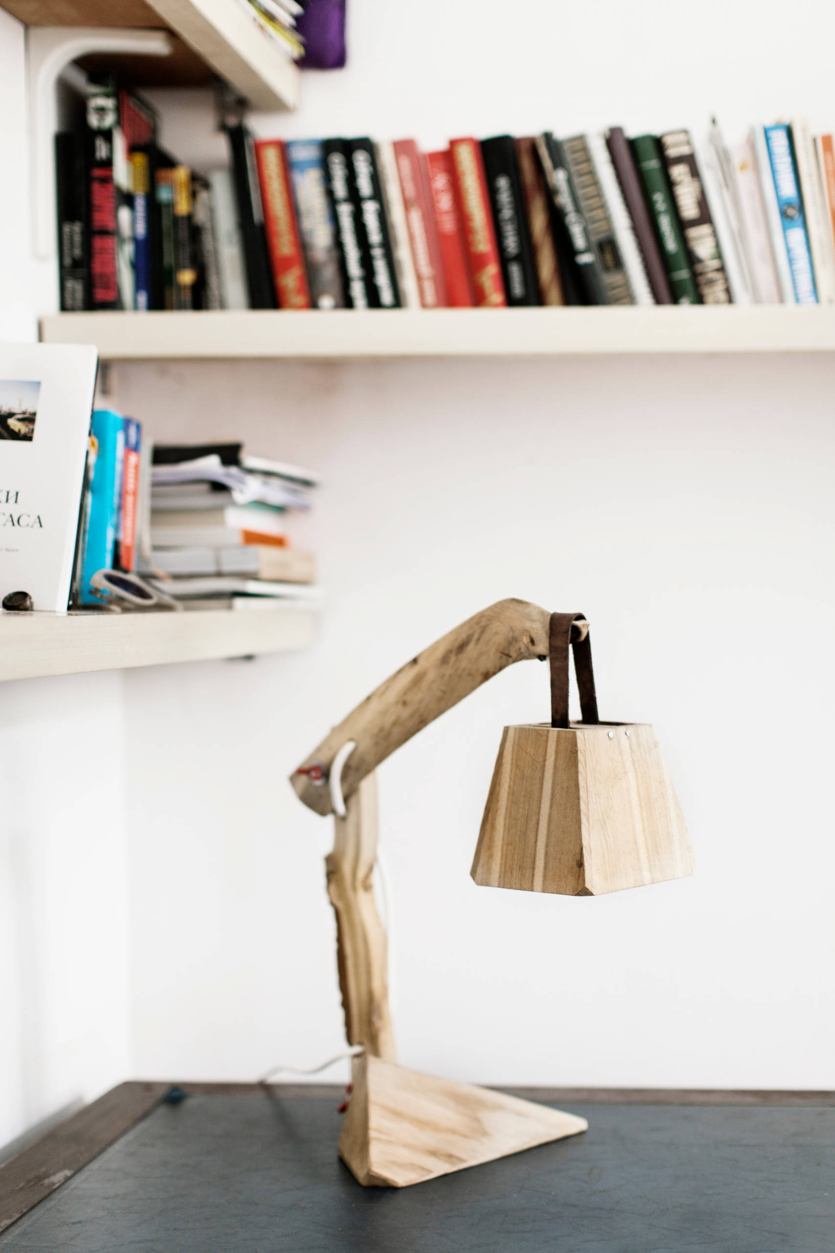 В гостях: Интерьер для троих друзей с авторской мебелью из дерева