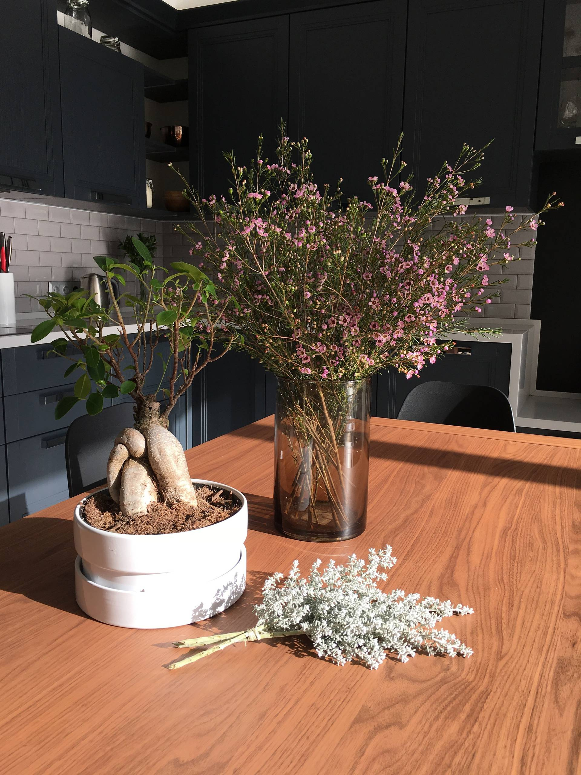 Проект недели: Графитовая кухня со столешницей-скамьей