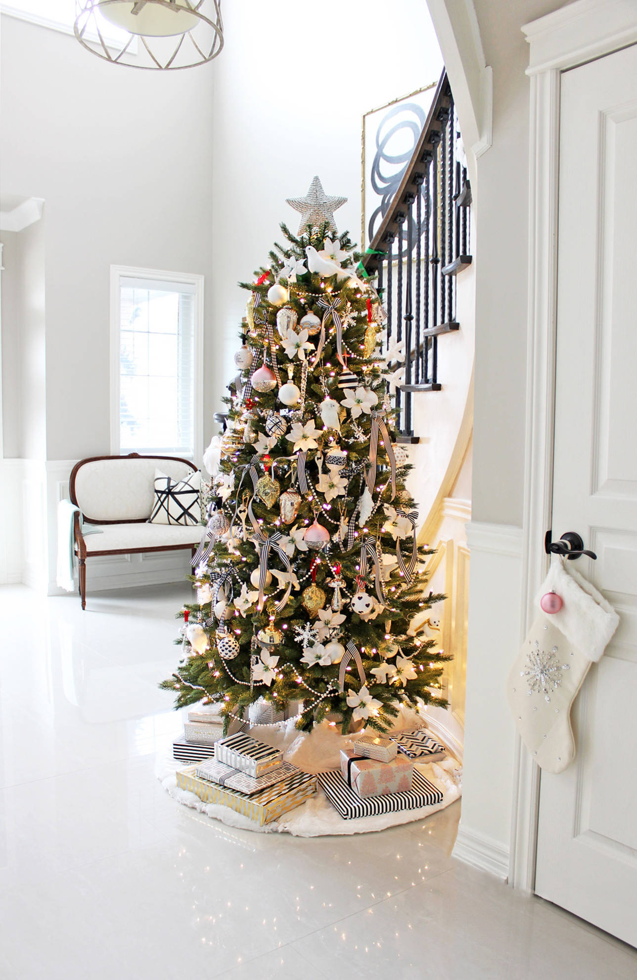 Фотоохота: 44 идеи, как украсить ёлку в этом году