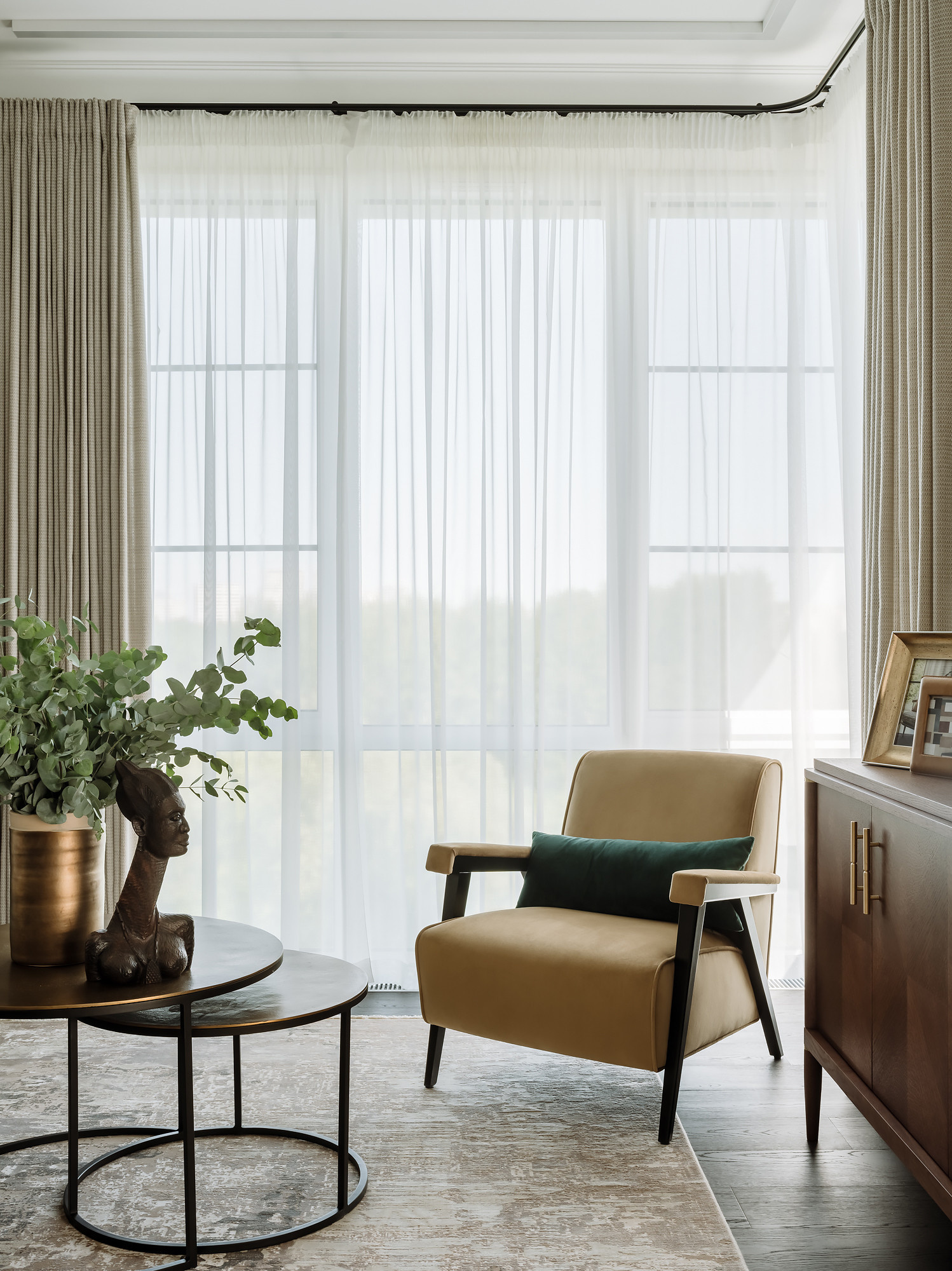 Houzz тур: Квартира с «космической» детской и зеленым диваном