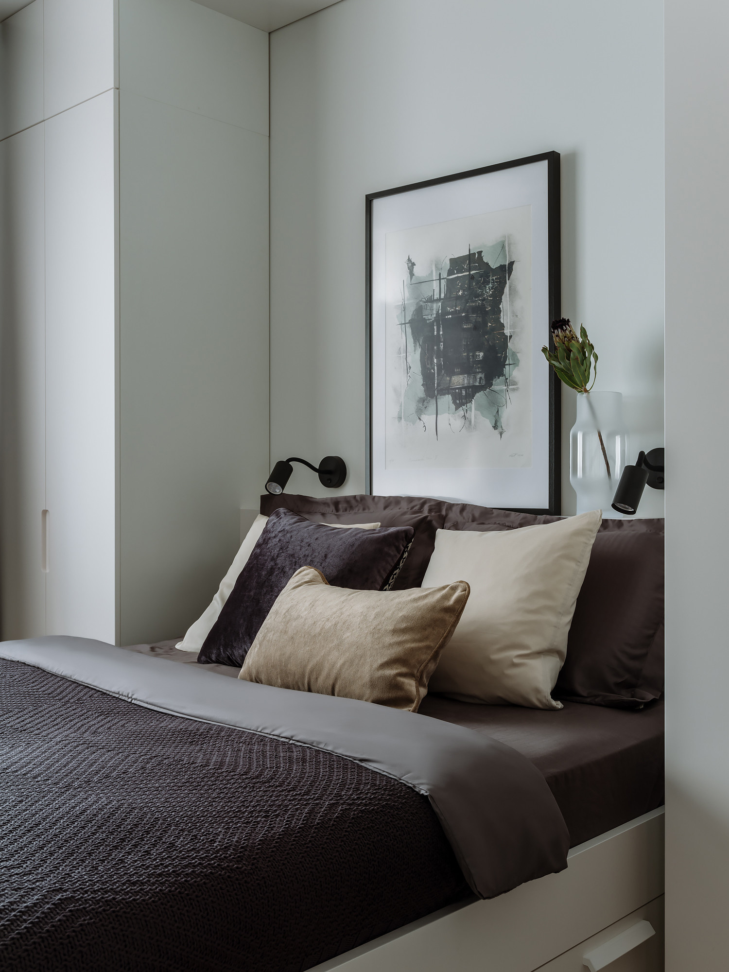 Houzz тур: Строгая квартира для мамы с дочкой