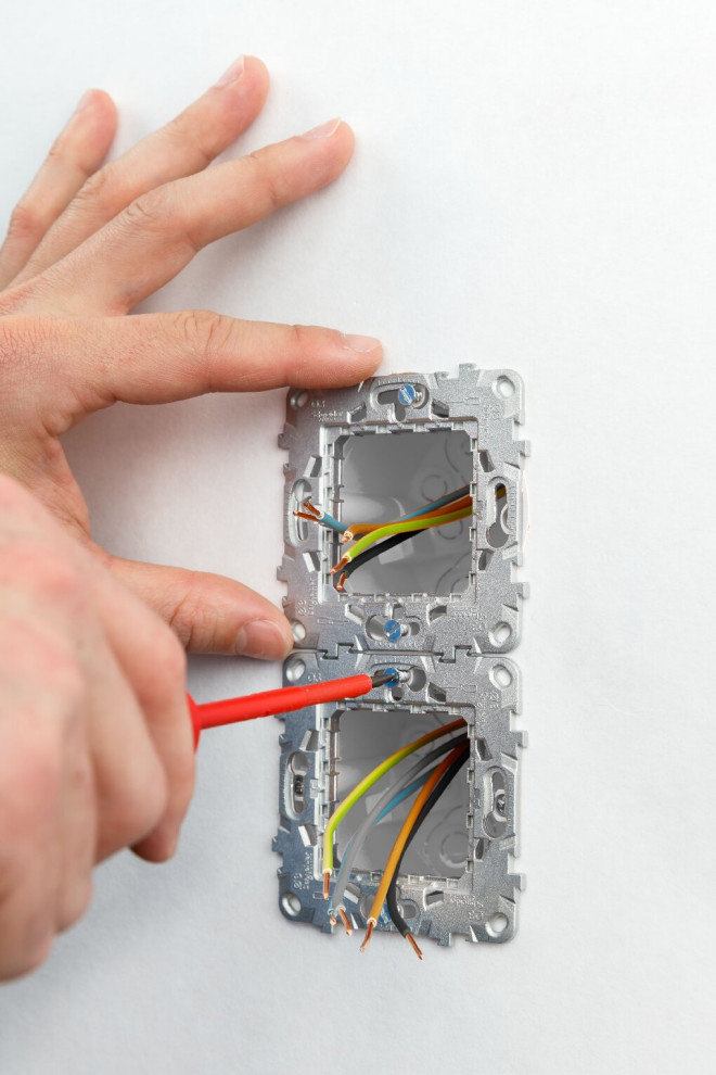 Вопрос: Почему существующая проводка [обычно] подлежит замене