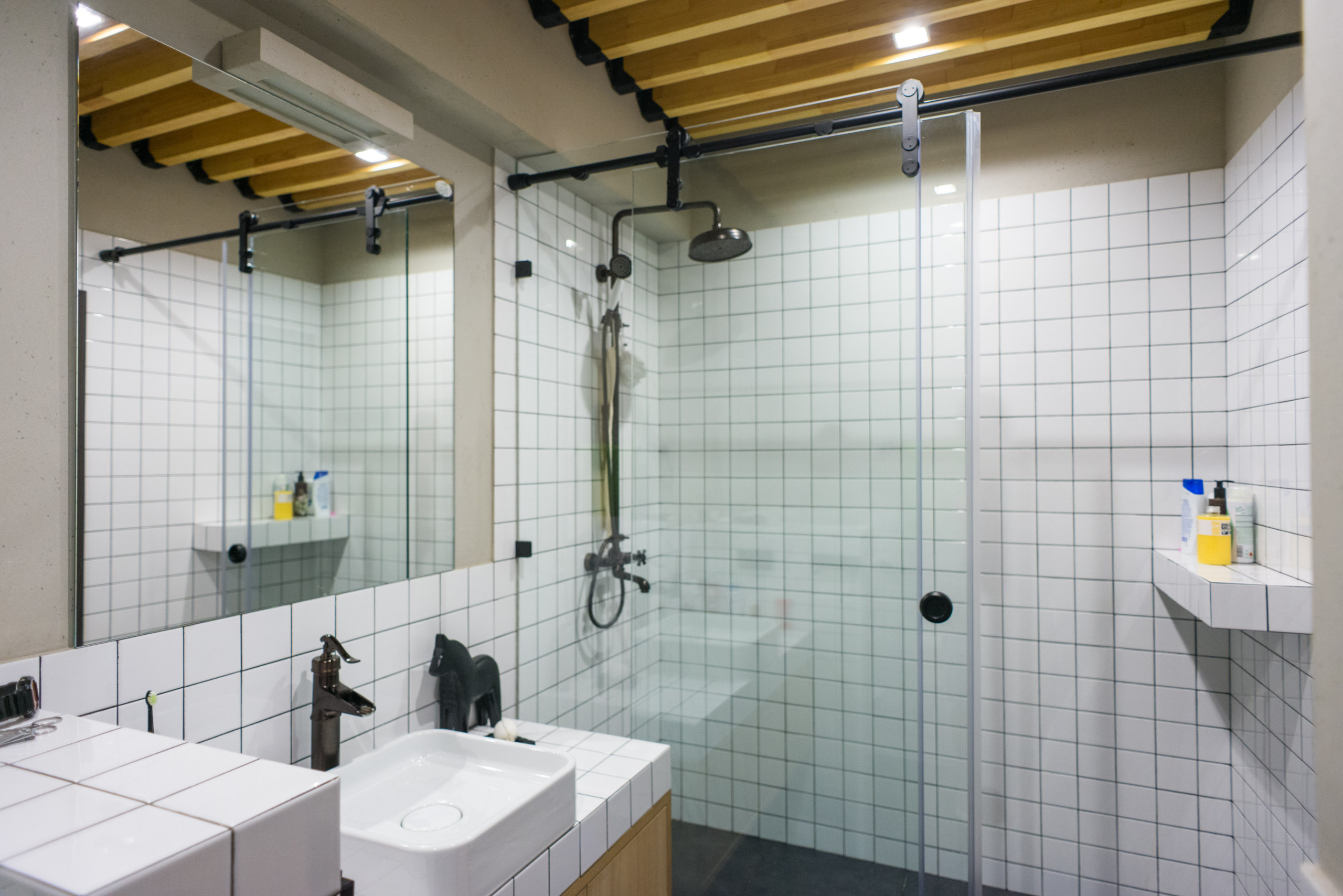 В гостях: Квартира в нейтральных тонах с кирпичной стеной