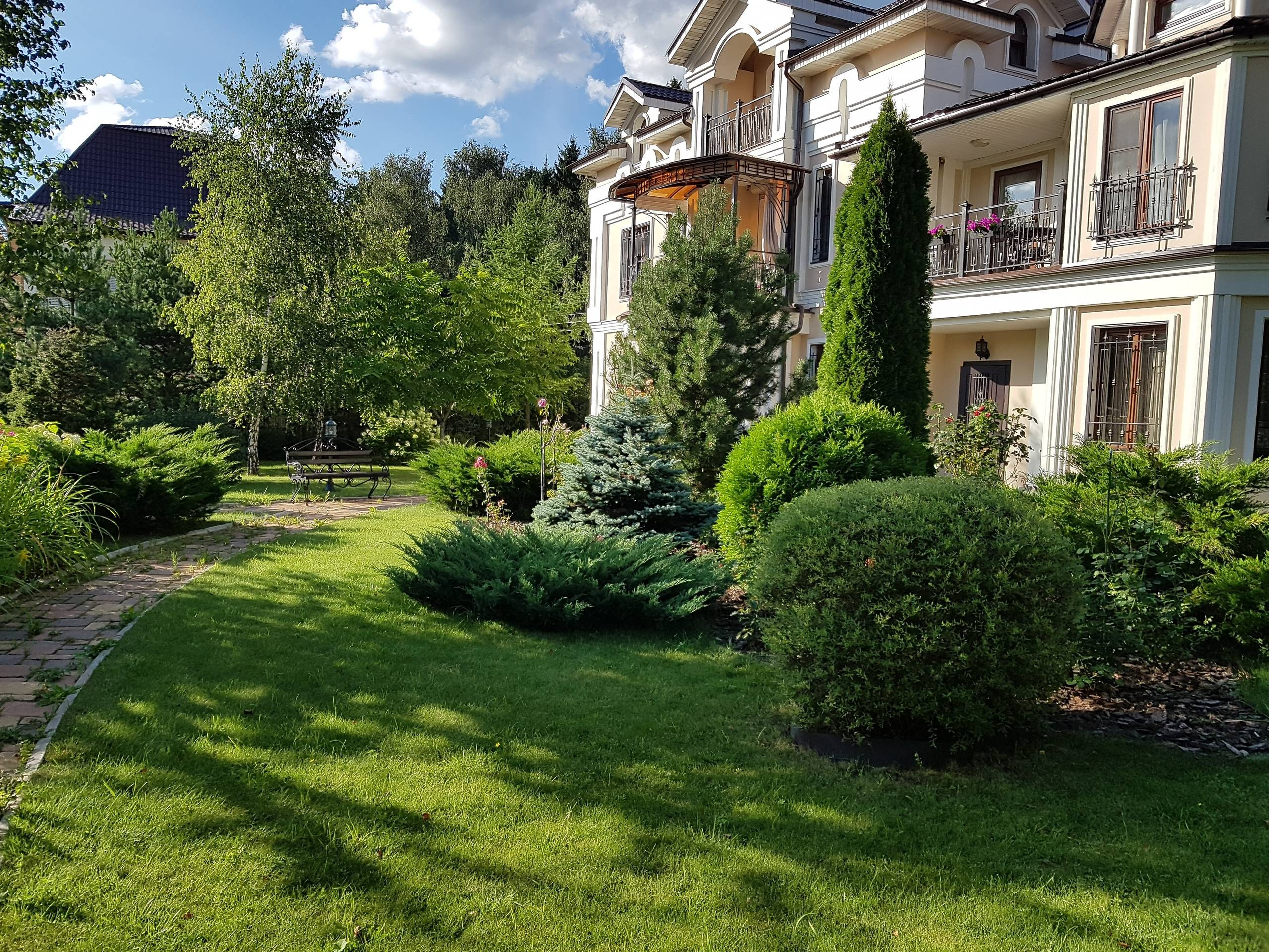 Проект недели: «Итальянский» сад с расписной лоджией при гараже