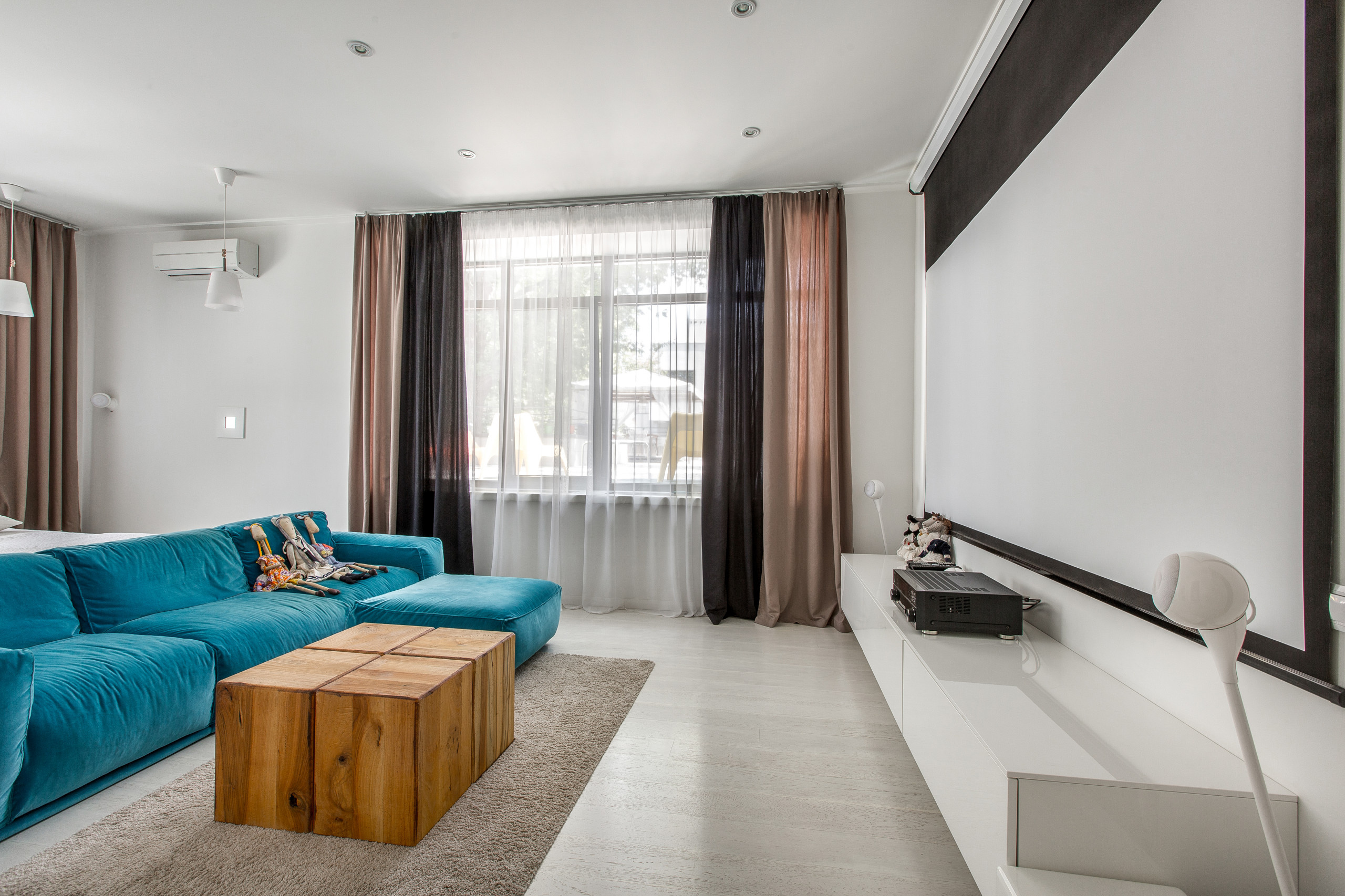 Houzz тур: Треть дома в Самаре с белыми интерьерами