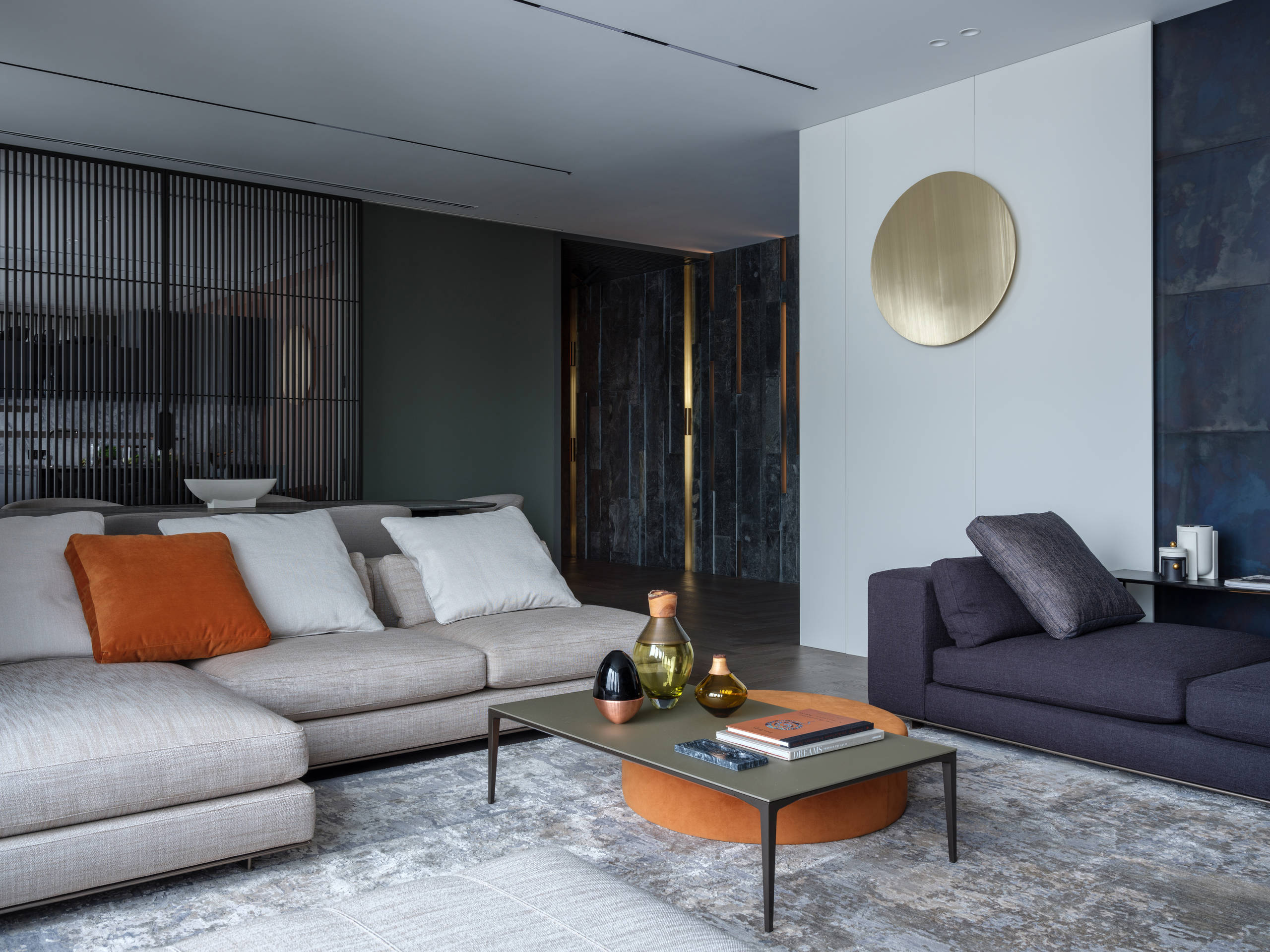 Houzz тур: Серый интерьер с лощёным мрамором и рейками