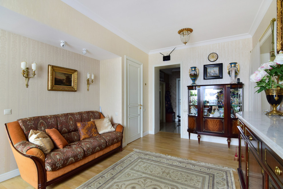 В гостях: Коллекция керамики и винтажная мебель в московской квартире