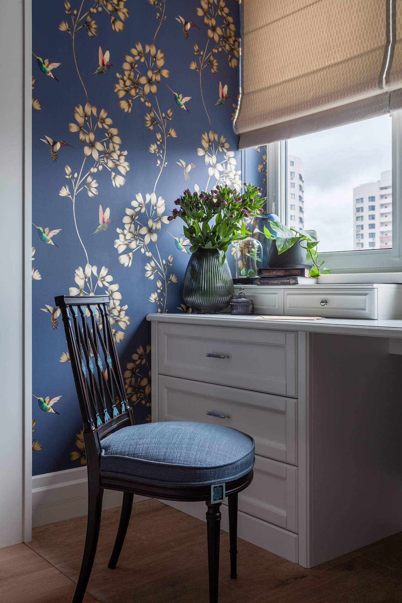 Houzz тур: Светлая квартира с яркой спальней