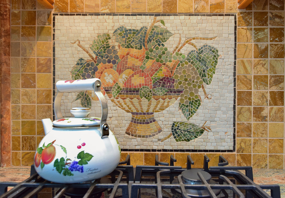 В гостях: Коллекция керамики и винтажная мебель в московской квартире