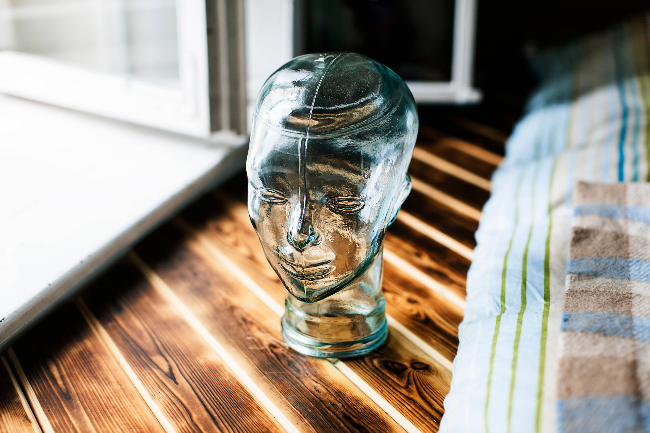 В гостях: Интерьер для троих друзей с авторской мебелью из дерева