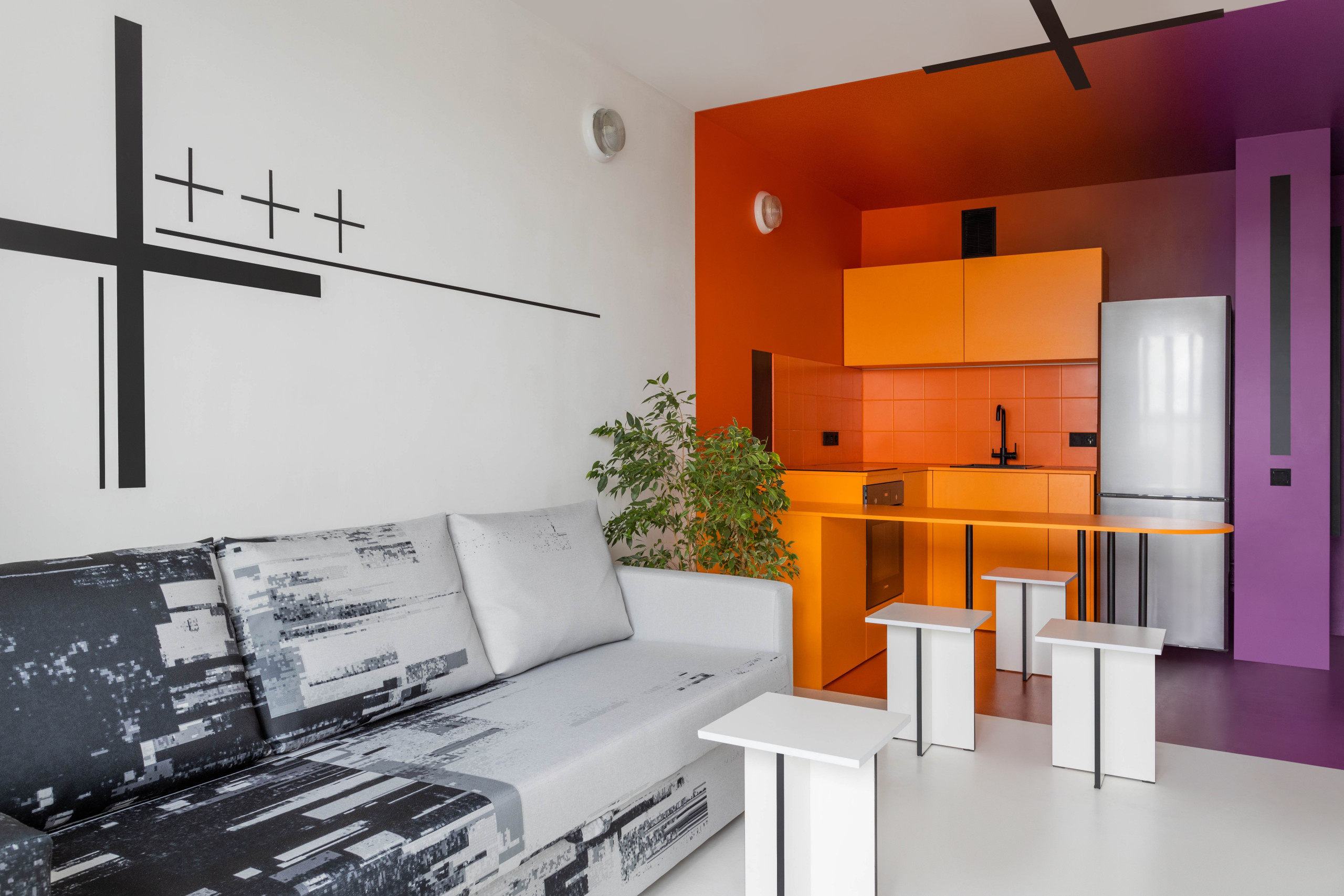 Houzz тур: Квартира в Уфе с яркой кухней и монохромной спальней