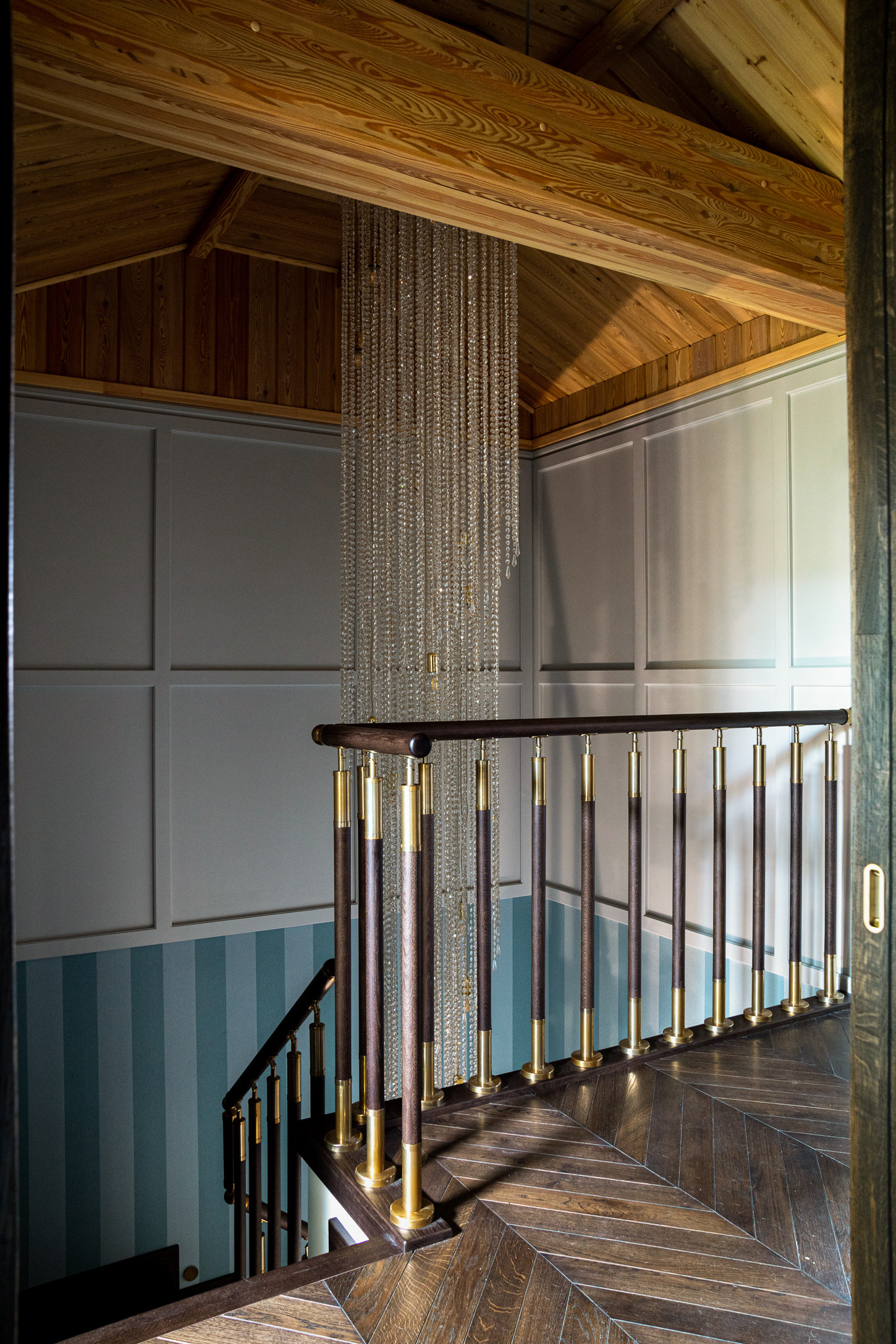 Houzz тур: Таунхаус с оливковой гостиной и чёрной детской