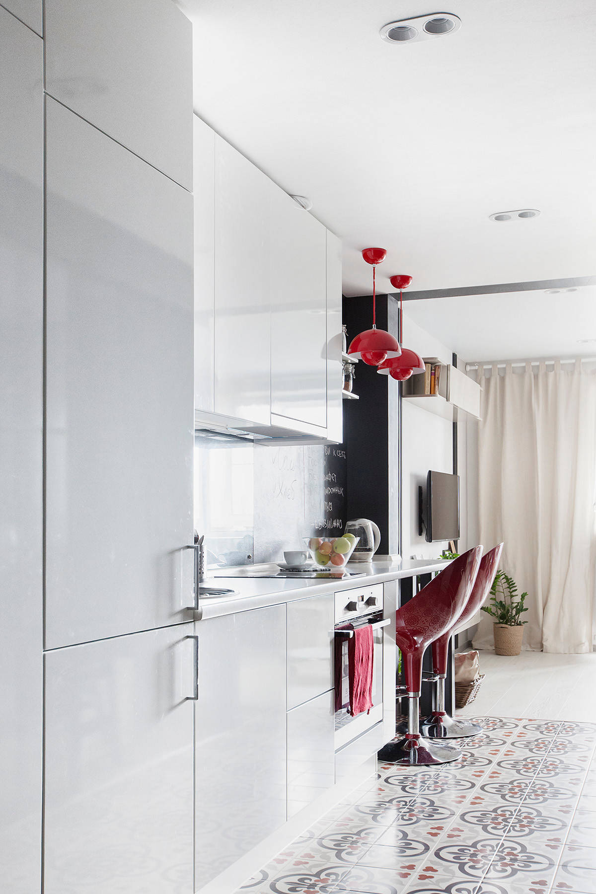 Проблема и решение: 8 проектов, где кухня в прихожей