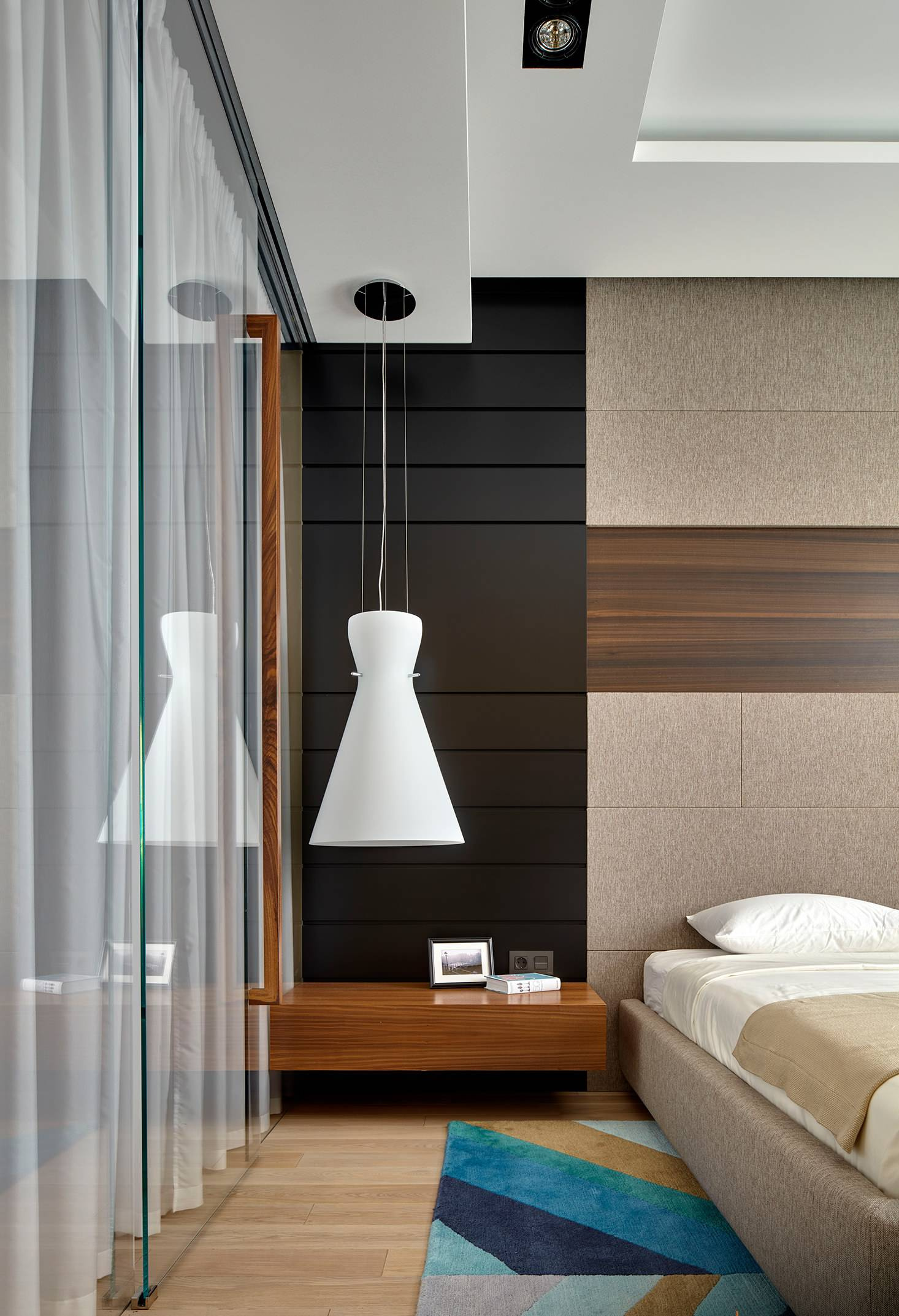 Houzz тур: Современный интерьер с авторской мебелью