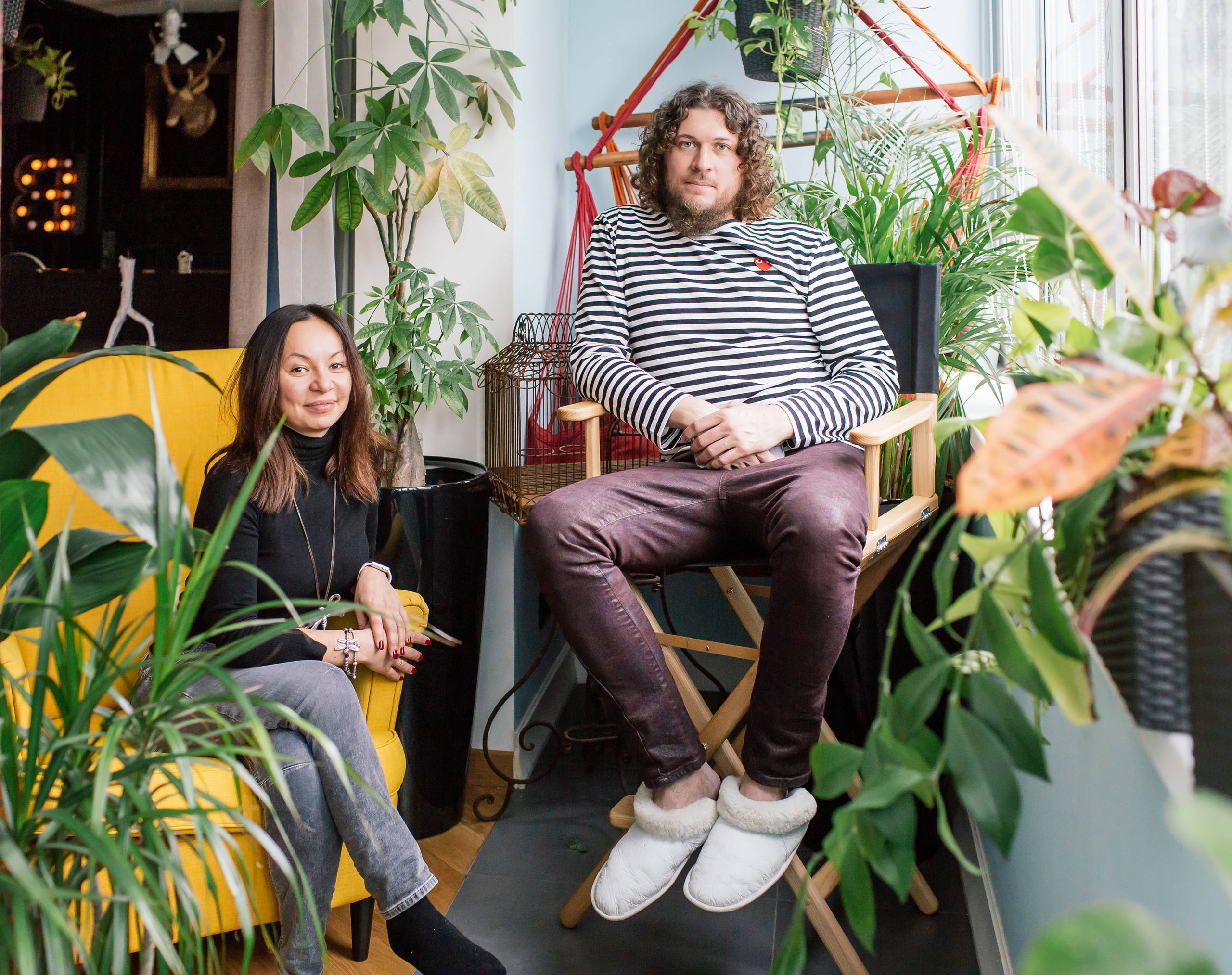 В гостях: Фьюжн-интерьер с черной спальней и цветами на стенах