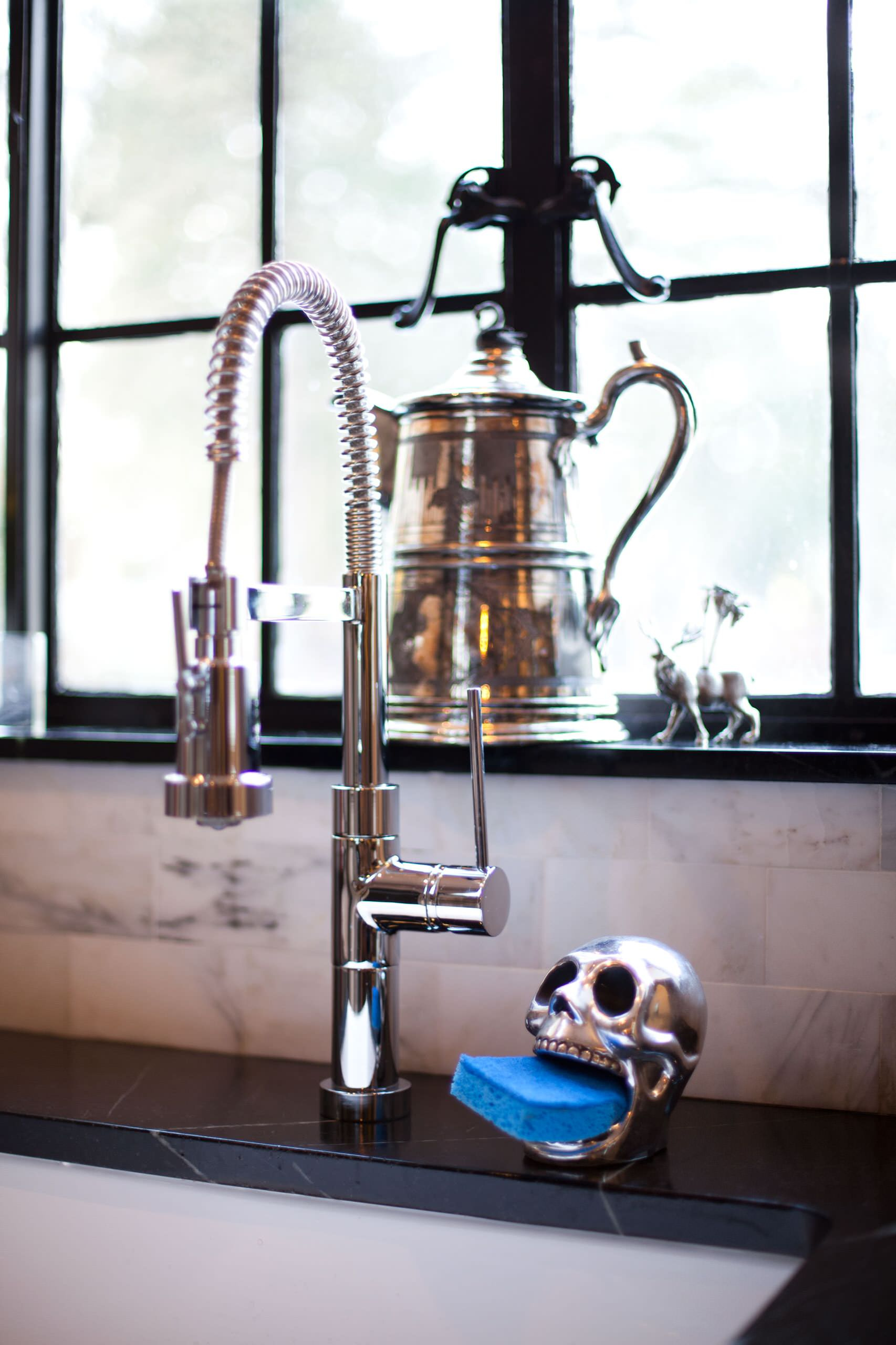 С серебряной ложкой: Как наслаждаться старинной посудой дольше