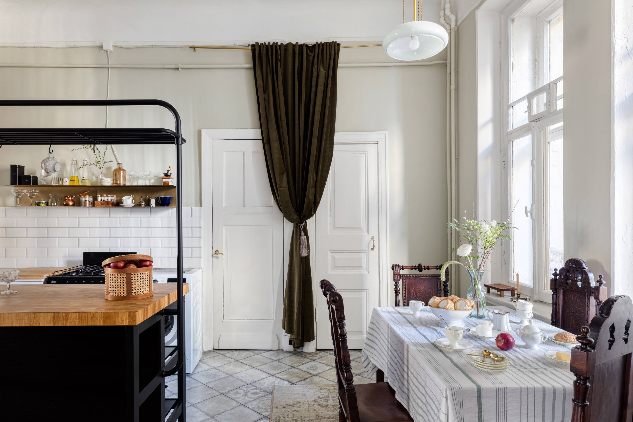 В гостях: Квартира в Петербурге – со слоном и антиквариатом