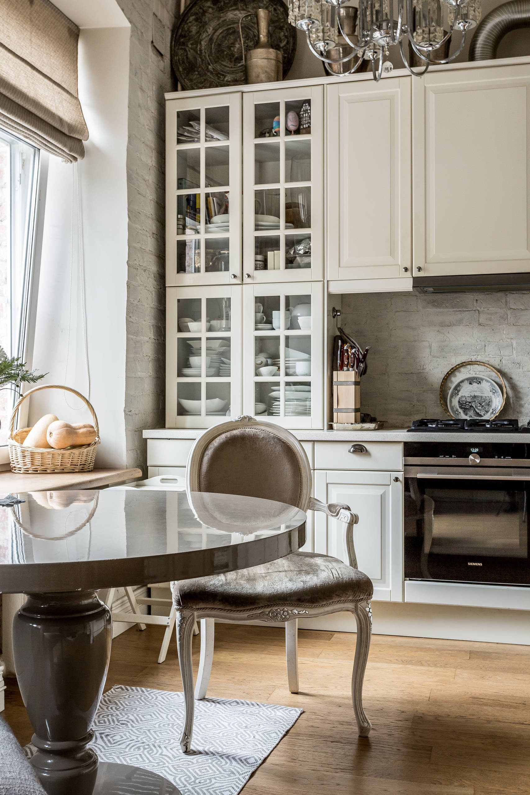 В гостях: Квартира на Патриарших в стиле «обшарпэ»