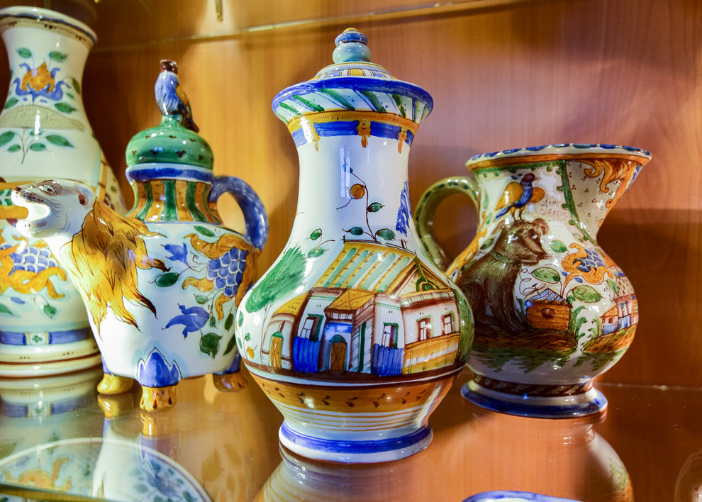 В гостях: Коллекция керамики и винтажная мебель в московской квартире