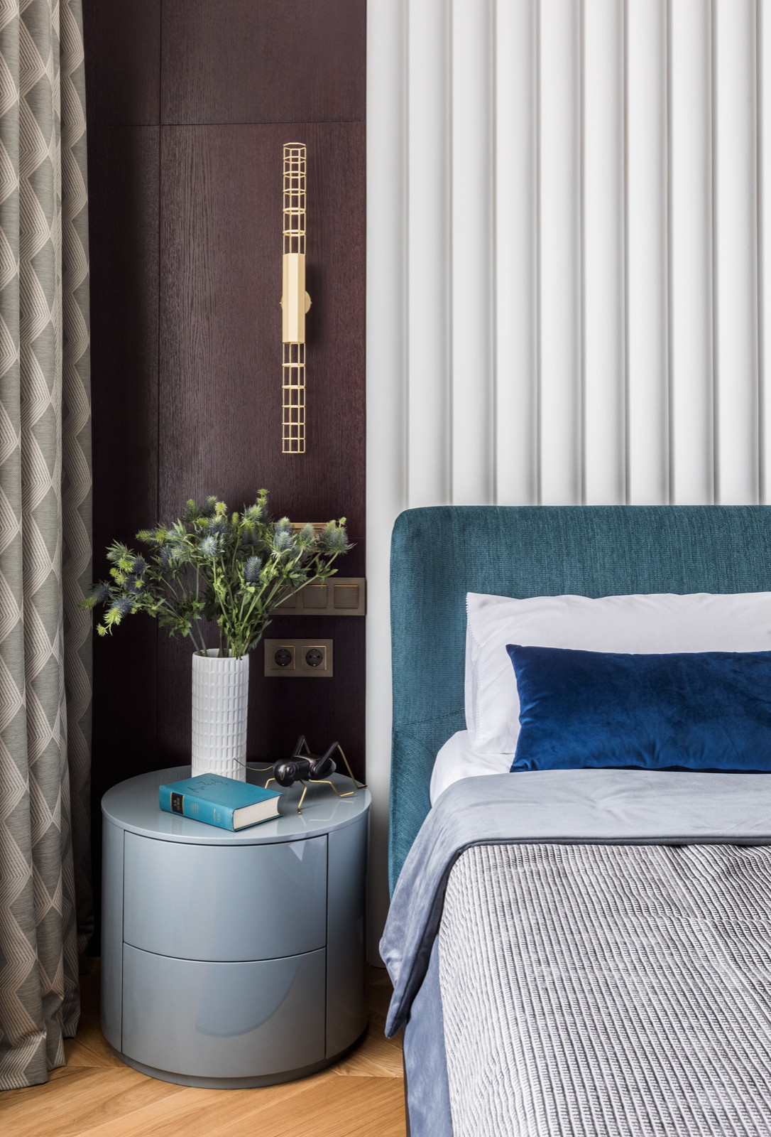 Houzz тур: Квартира с яркими деталями и элементами из латуни