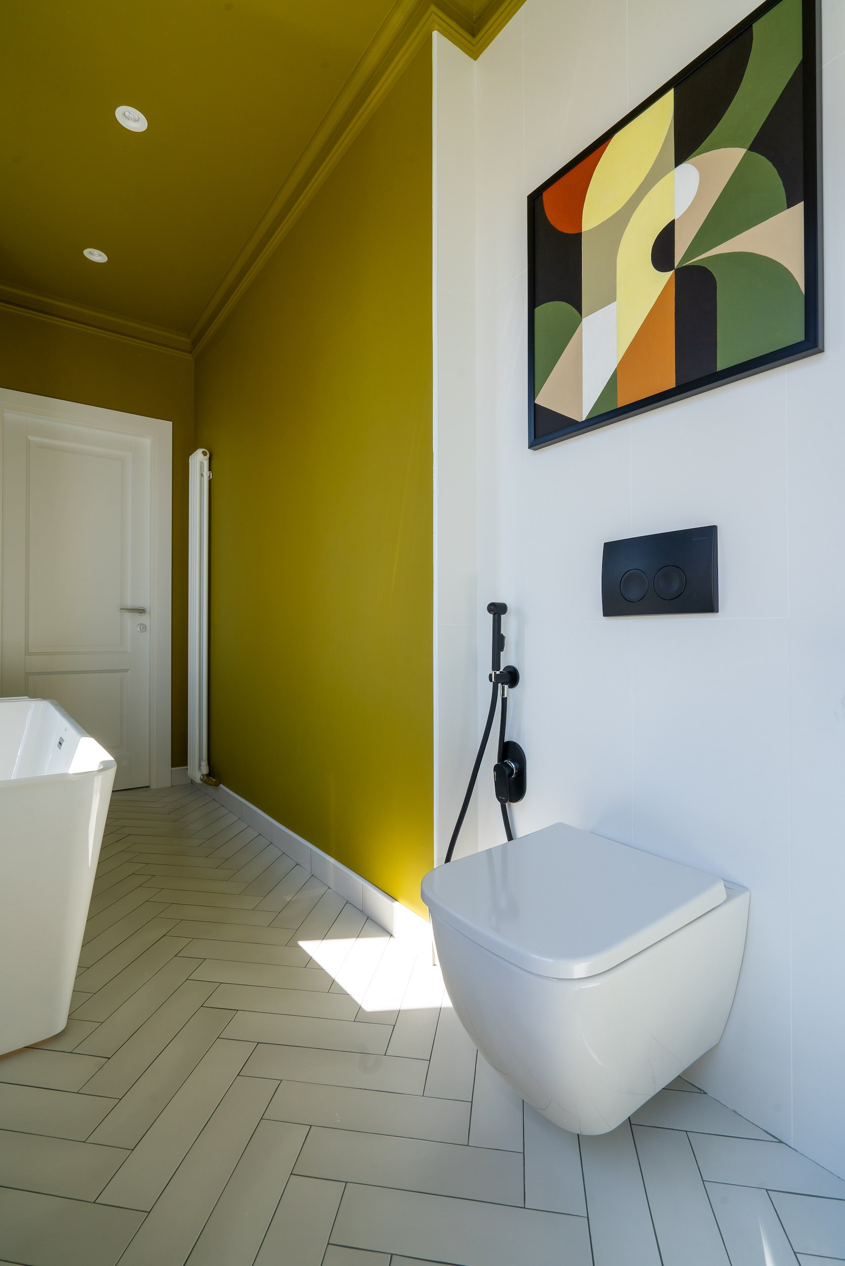 Проект недели: Ванная с двумя окнами и картиной от заказчицы