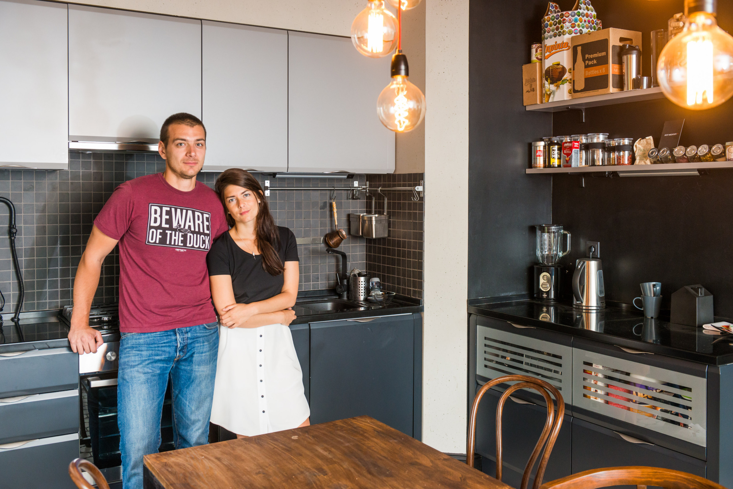 В гостях: Квартира в нейтральных тонах с кирпичной стеной