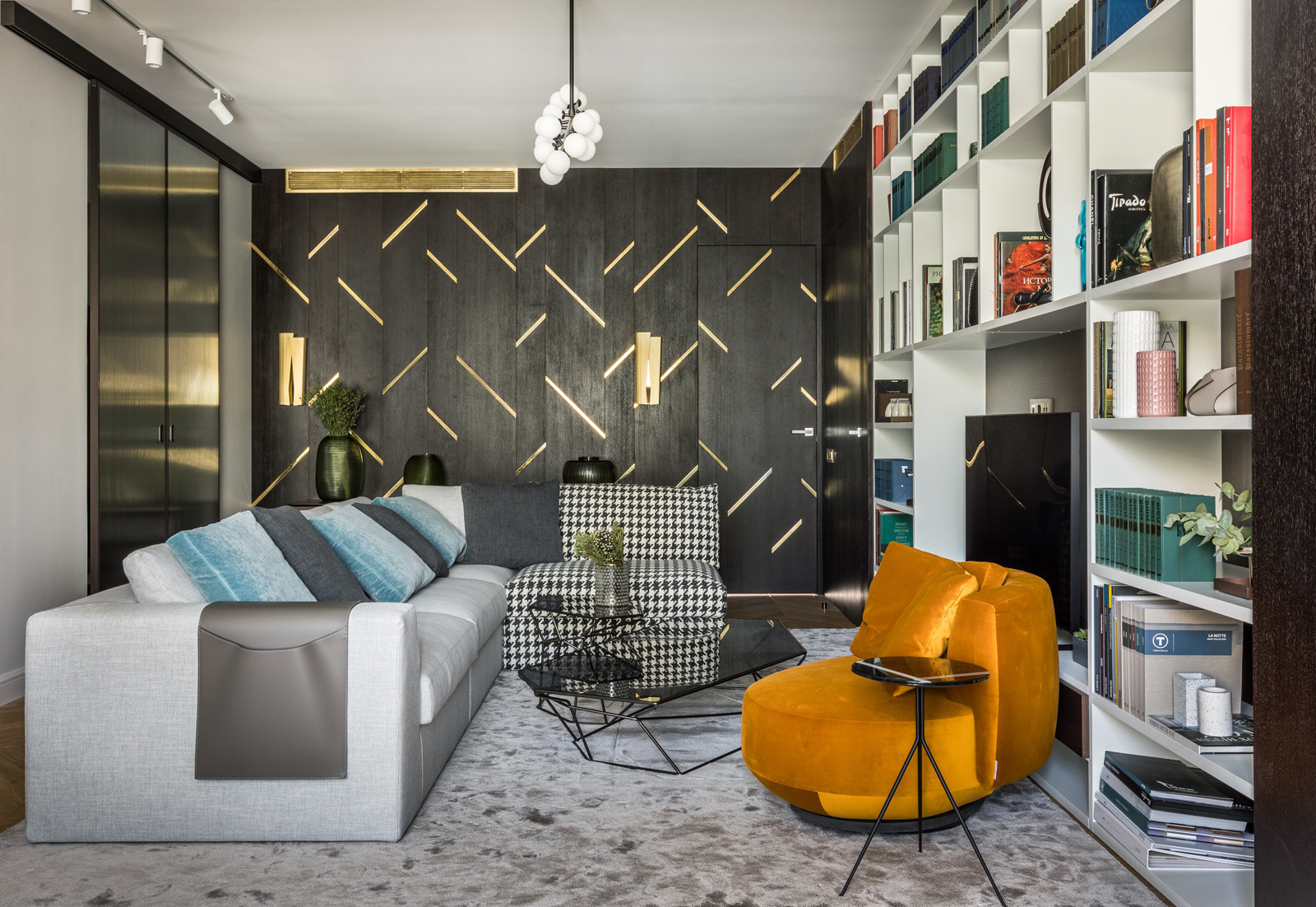 Houzz тур: Квартира с яркими деталями и элементами из латуни