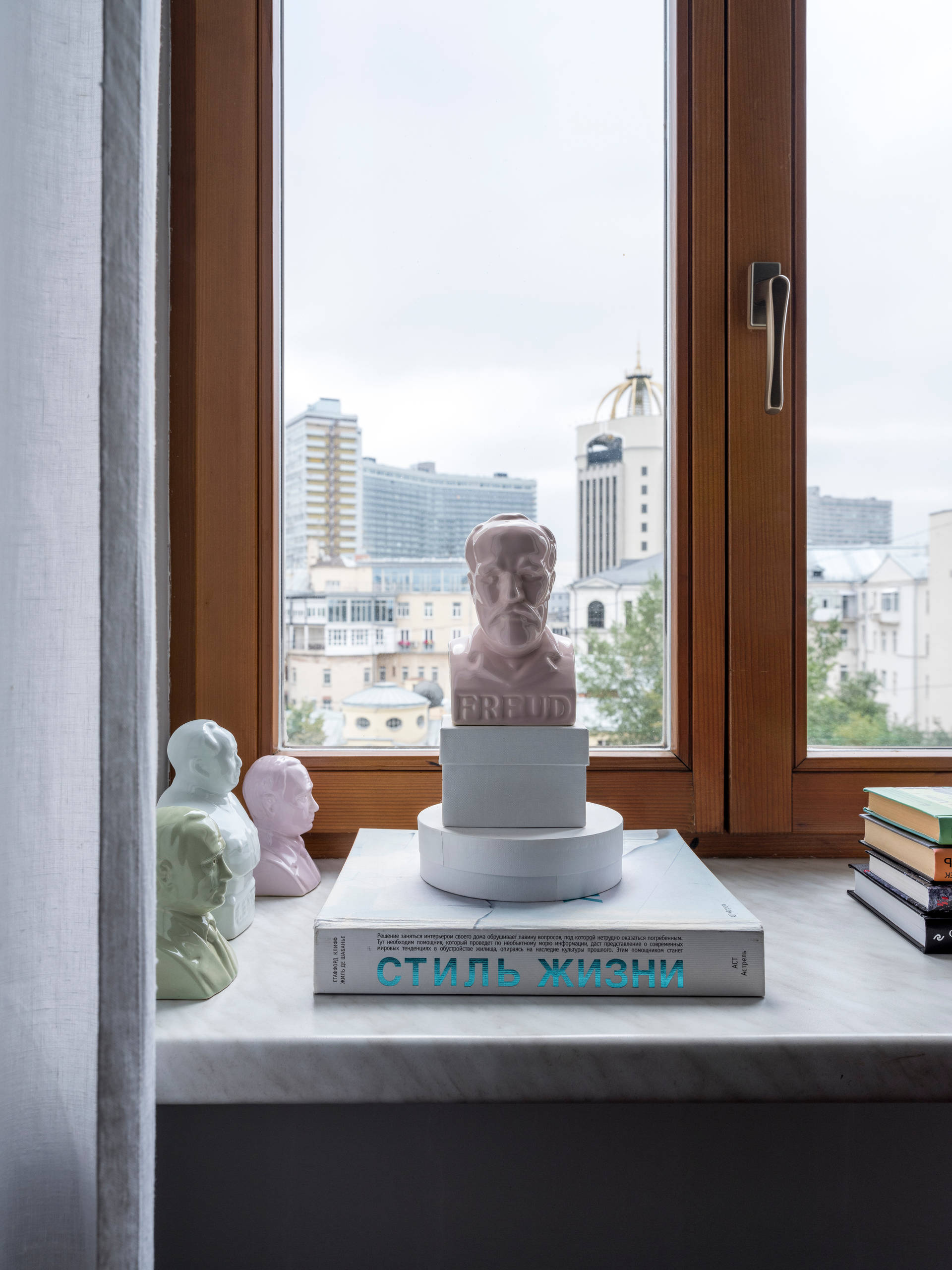 В гостях: Съёмная квартира, где живут декоратор и её коллекция