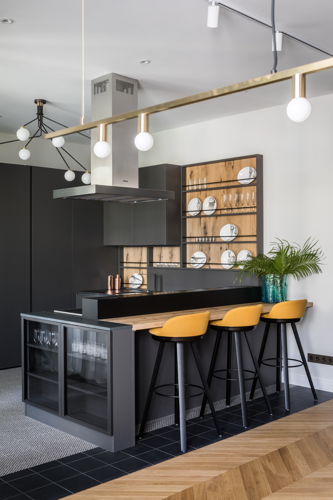 Houzz тур: Квартира с яркими деталями и элементами из латуни