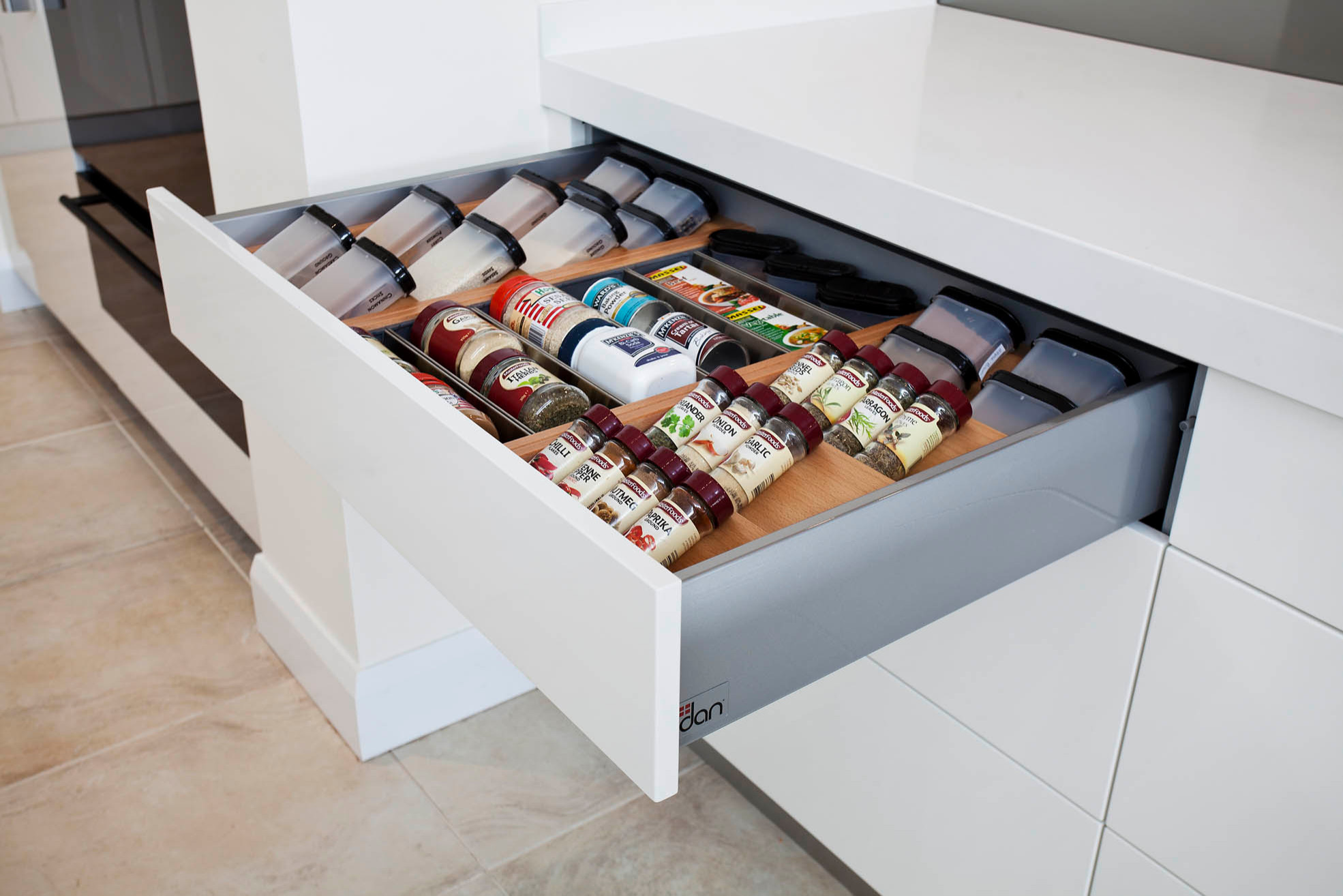 Кухня: Фасад без ручек — действительно ли это удобно?