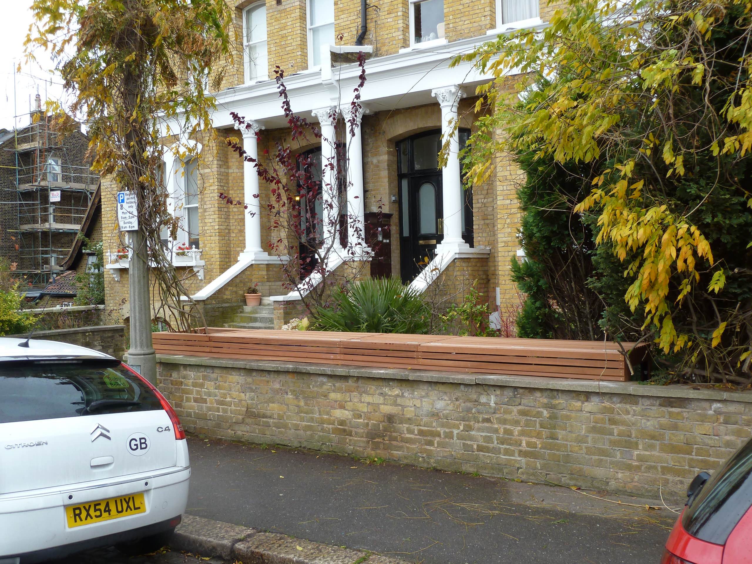 Просто фото: 17 идей как украсить мусорный контейнер