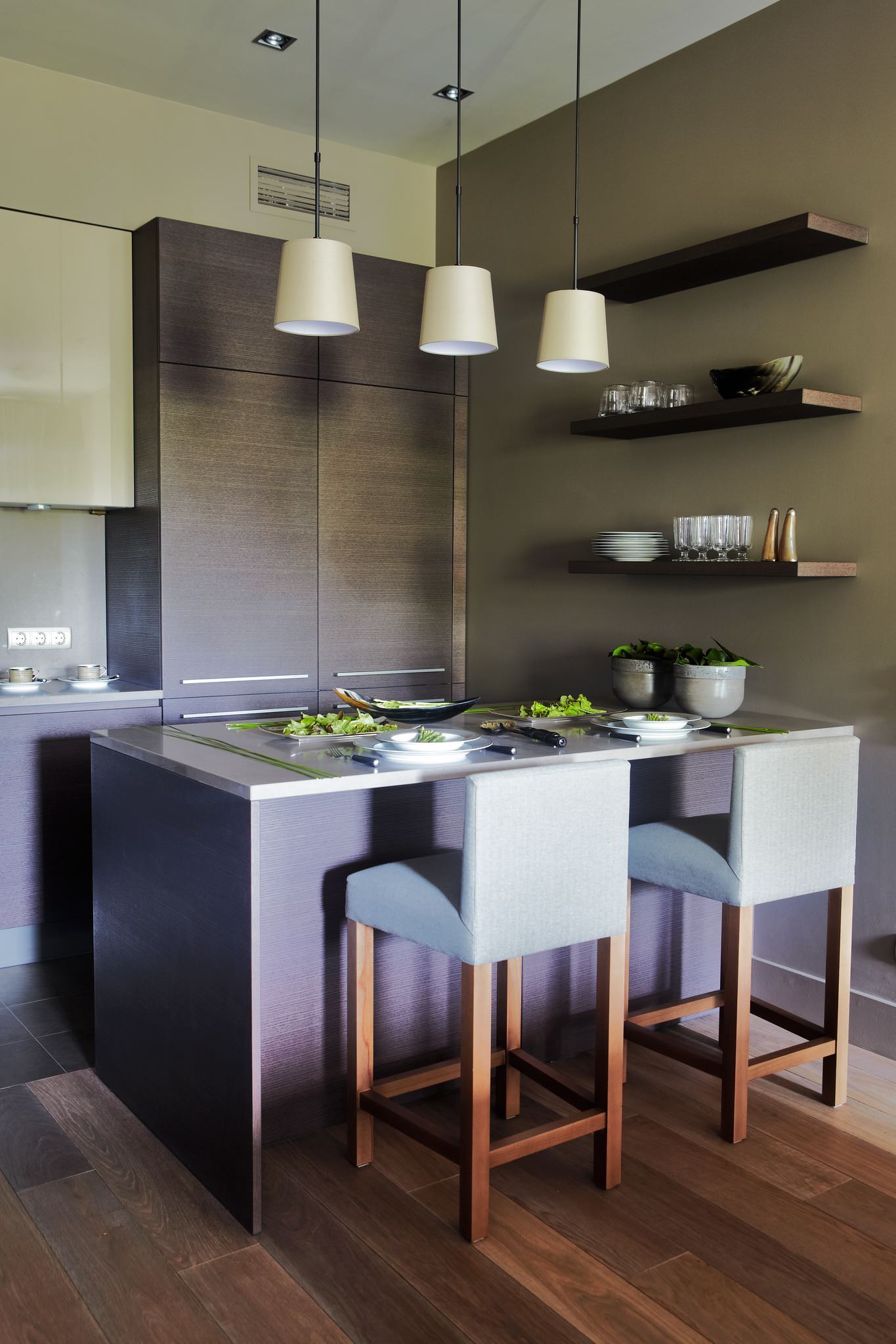 Houzz тур: Квартира с камином в гостиной и злаковым садом во дворе