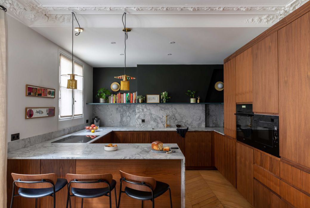 Фотоохота:  27 кухонь «без верха» — с полкой над фартуком