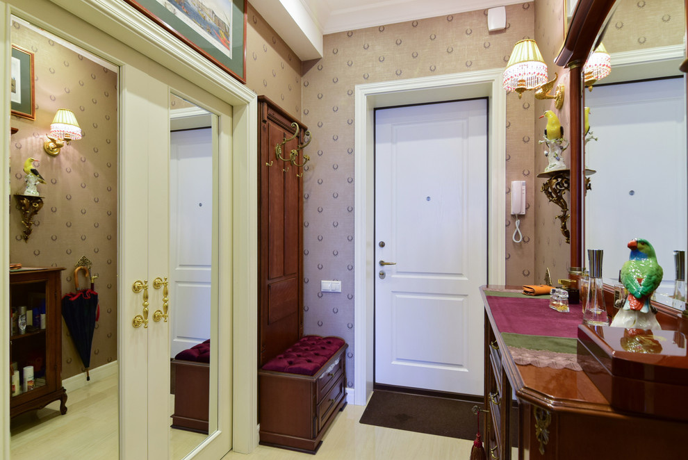 В гостях: Коллекция керамики и винтажная мебель в московской квартире