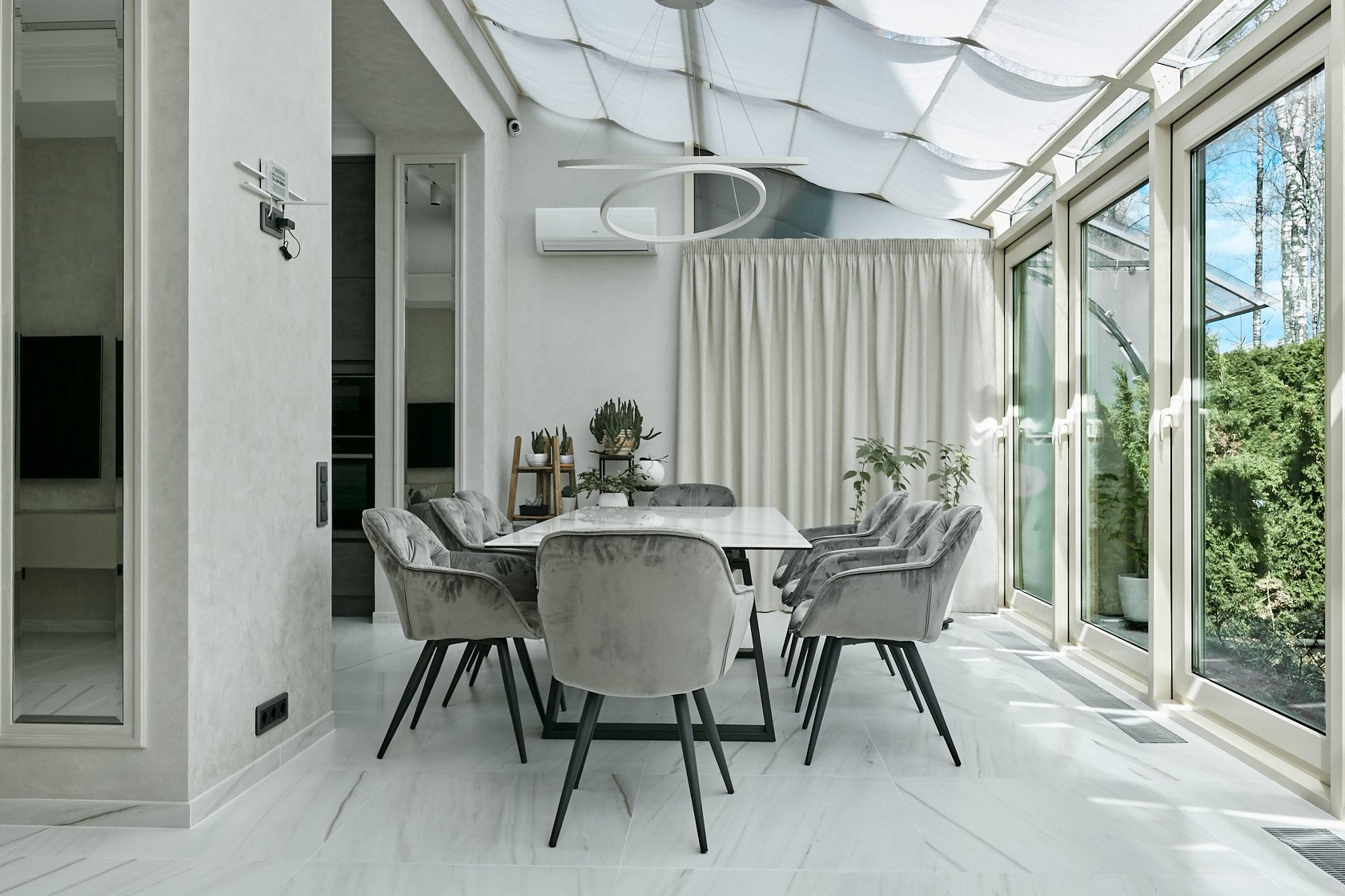 Houzz тур: Трехэтажный таунхаус с зимним садом для молодой семьи