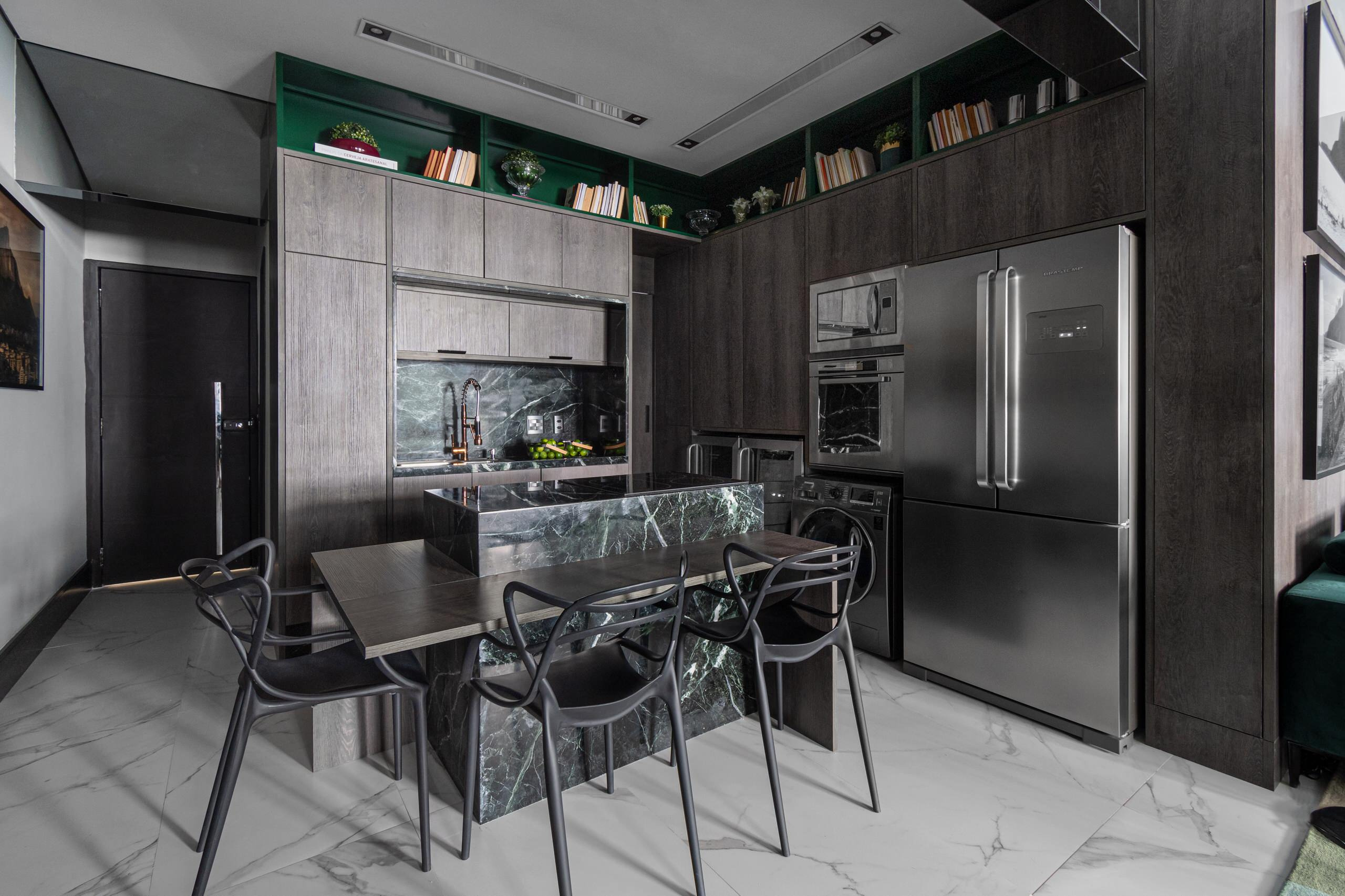 Высокая кухня: 8 способов занять место под потолком