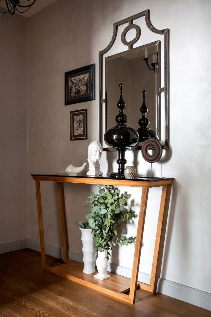 Houzz тур: Оттенки синего и блеск зеркал в двухуровневой квартире