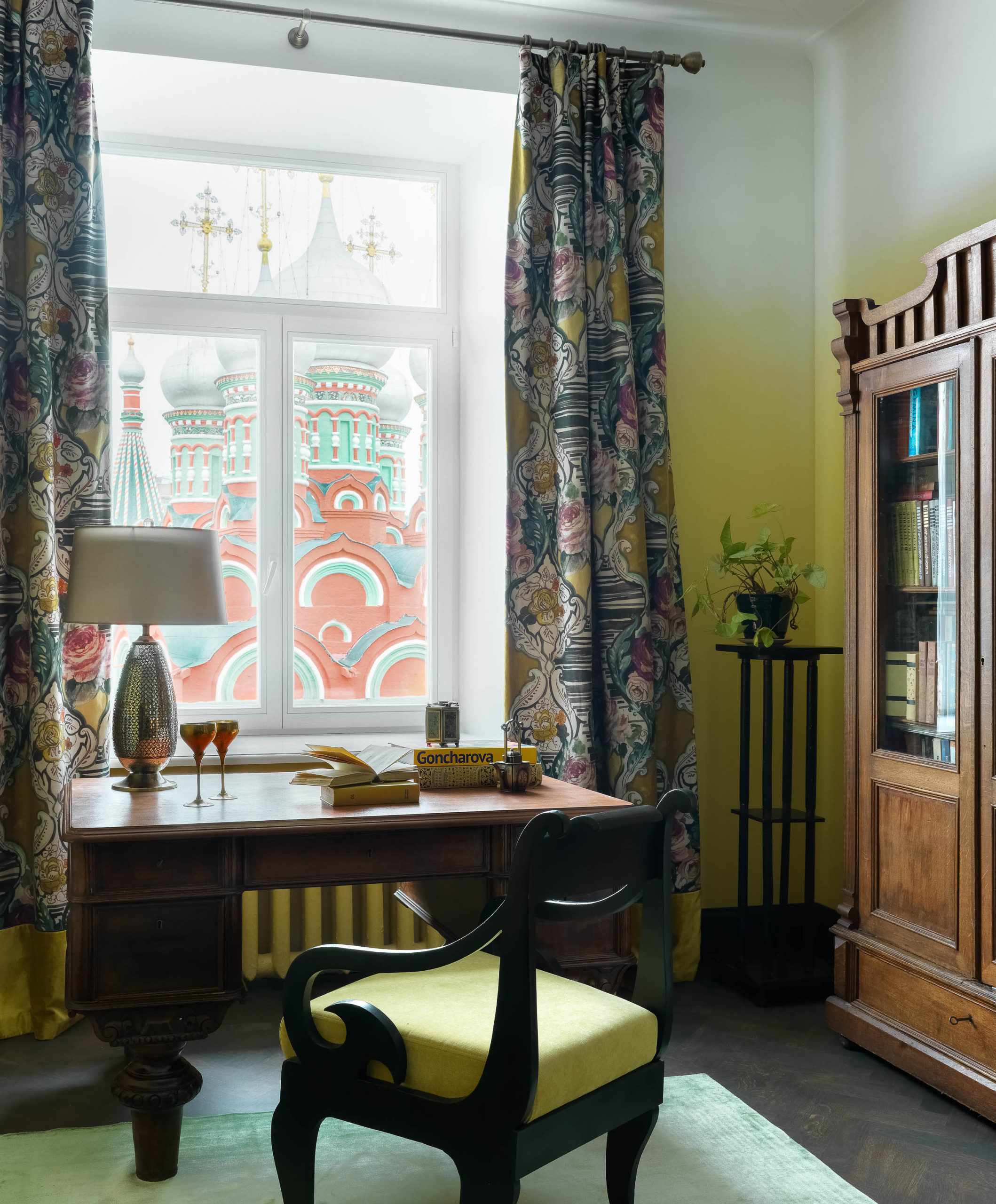 В гостях: Квартира с «тающими» стенами в цвет храма напротив