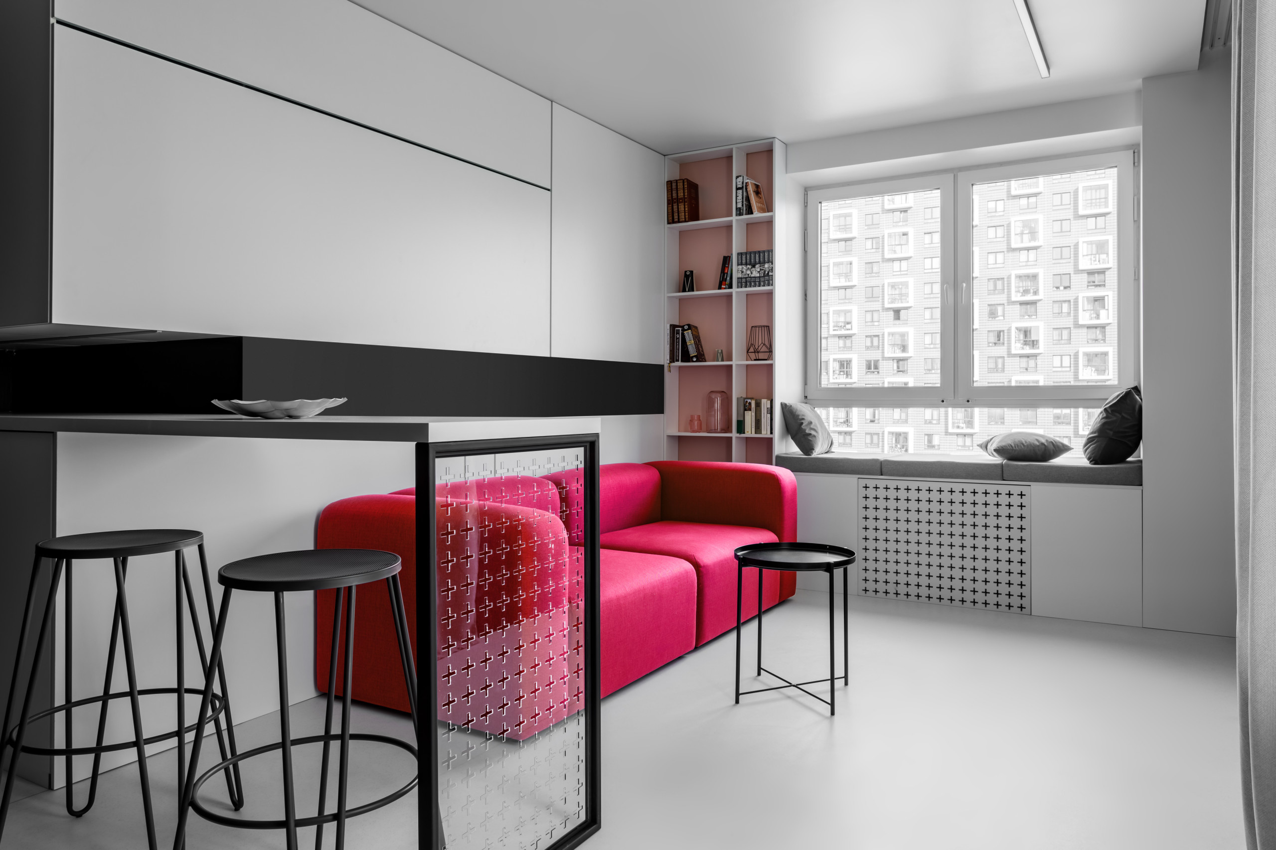 Houzz тур: 52 кв.м — чёрно-белая квартира с малиновыми акцентами