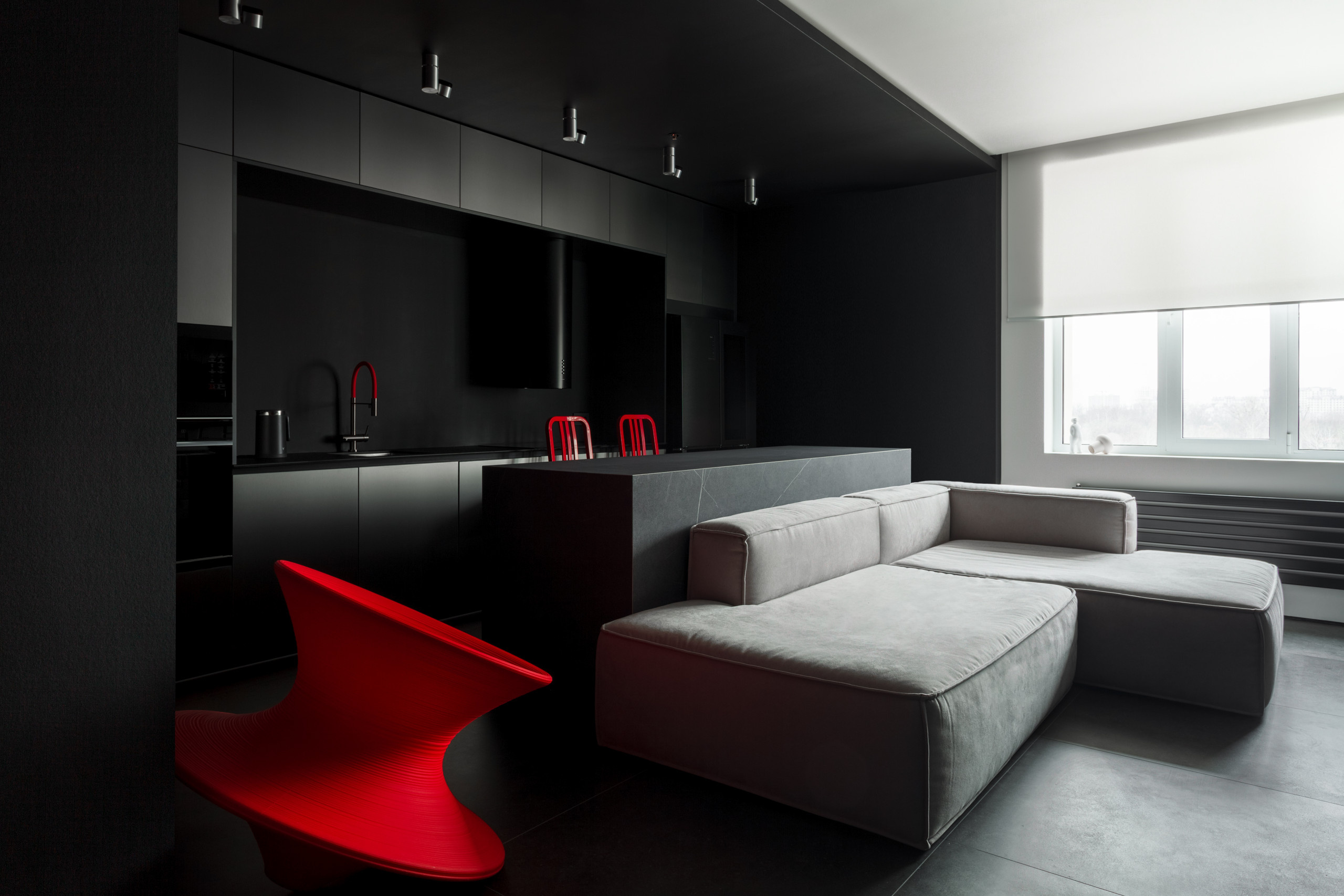 Houzz тур: 50 кв.м — чёрный интерьер с алыми акцентами